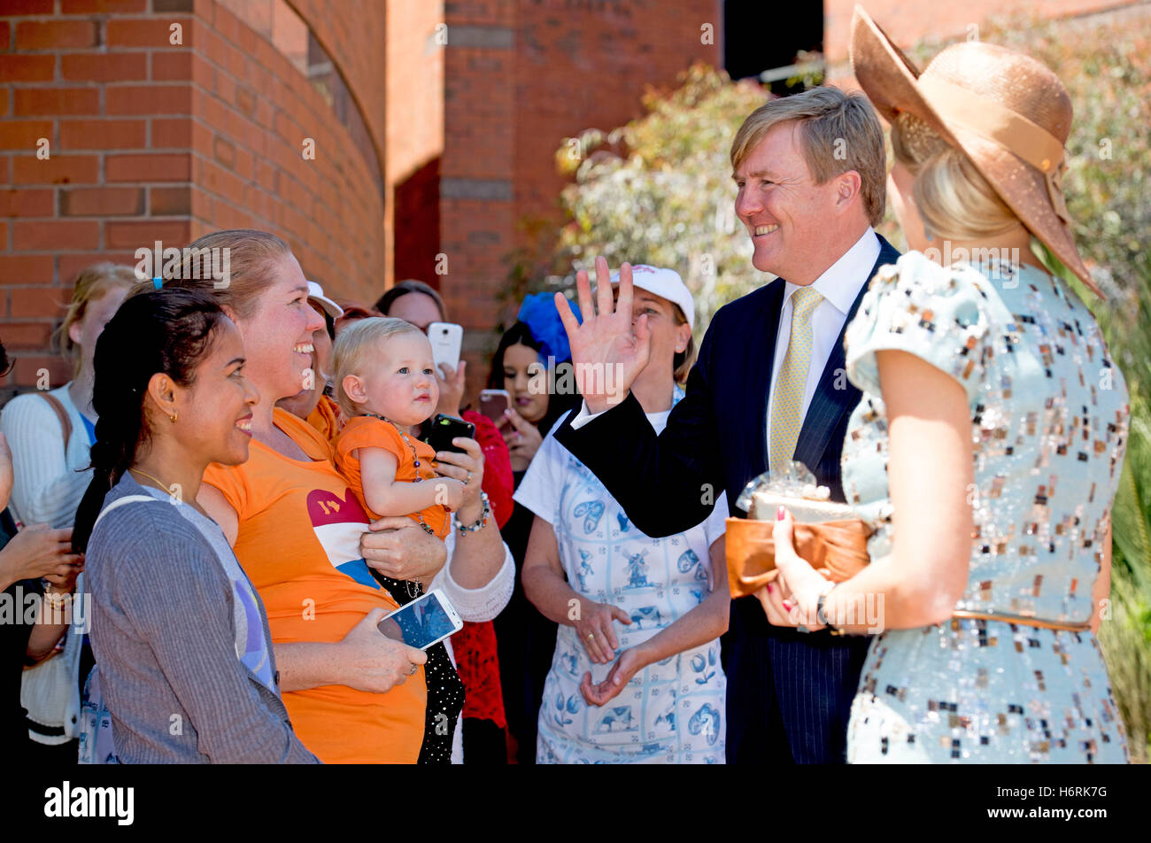 Perth, Australie. 31 octobre, 2016. Maxima la reine et le roi Willem-Alexander des Pays-Bas lors de la deuxième journée de la visite du couple royal à l'Australie au cours d'une visite de l'Université Curtin de Perth, en Australie, 31 octobre 2016. Le couple royal néerlandais sont en ce moment sur une visite de cinq jours en Australie. Photo : PRE/Albert Nieboer - Les Pays-bas ET LA FRANCE - - AUCUN FIL - SERVICE/dpa/Alamy Live News Banque D'Images