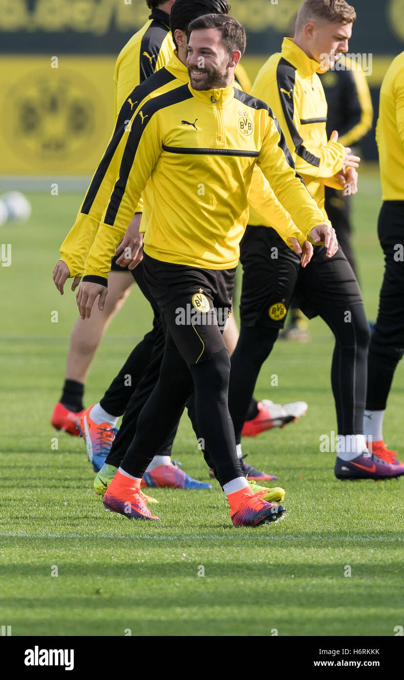 Dortmund, Allemagne. 06Th Nov, 2016. Le Borussia Dortmund Gonzalo Castro au cours de la dernière session, l'équipe avant le prochain match de football de la Ligue des Champions contre le Sporting Lisbonne en Dortmund, Allemagne, 01 novembre 2016. Le Groupe F jeu est sur le 02.11.16 à 20:45. Photo : Guido Kirchner/dpa/Alamy Live News Banque D'Images