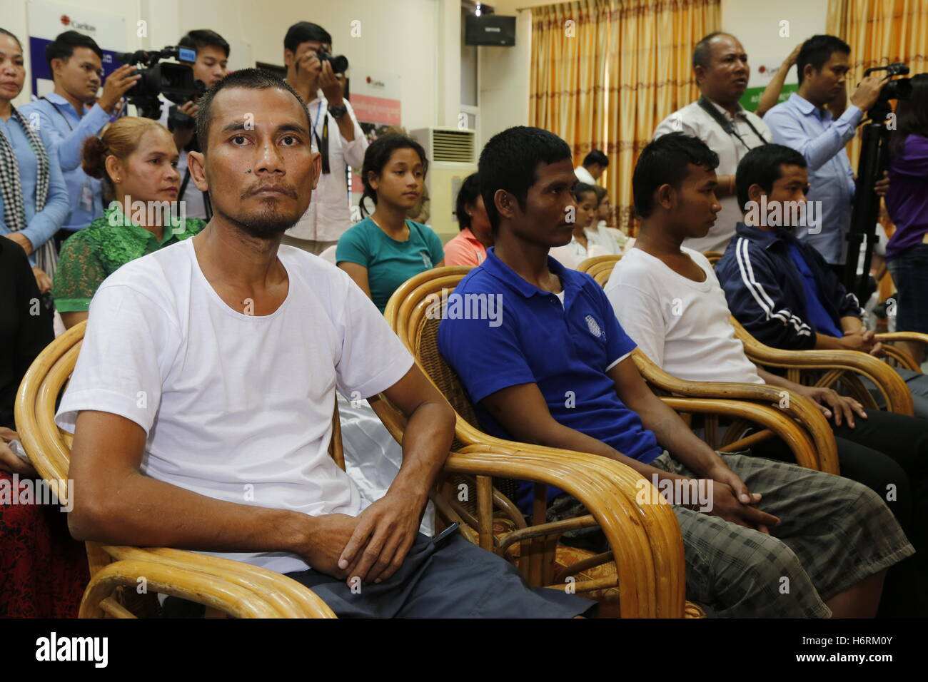 Phnom Penh, Cambodge. 1er novembre 2016. Secouru quatre marins cambodgiens (première rangée) assister à une conférence de presse à Phnom Penh, Cambodge, le 1 novembre 2016. Quatre marins cambodgiens ont sauvé le mois dernier après avoir été pris en otage par les pirates somaliens depuis près de cinq ans, a déclaré mardi qu'ils avaient été torturés et permis de manger seulement un repas par jour pendant leur captivité. Credit : Phearum/Xinhua/Alamy Live News Banque D'Images