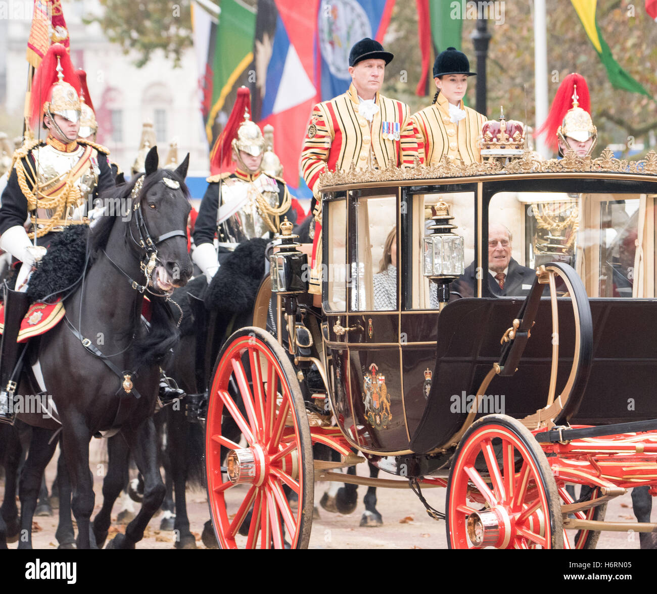 Londres, 1er novembre 2016, Son Altesse Royale le Prince Philip et Mme Satos dans un État entraîneur à la visite d'état du Président de la Colombie Crédit : Ian Davidson/Alamy Live News Banque D'Images