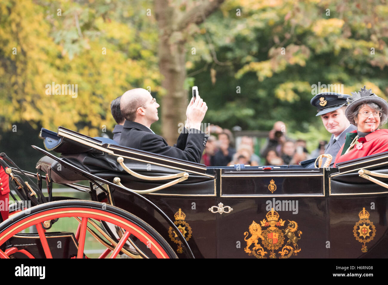 Londres, 1er novembre 2016, un membre de l'entourage de l'état prend un à la selfies visite d'état du Président de la Colombie Crédit : Ian Davidson/Alamy Live News Banque D'Images