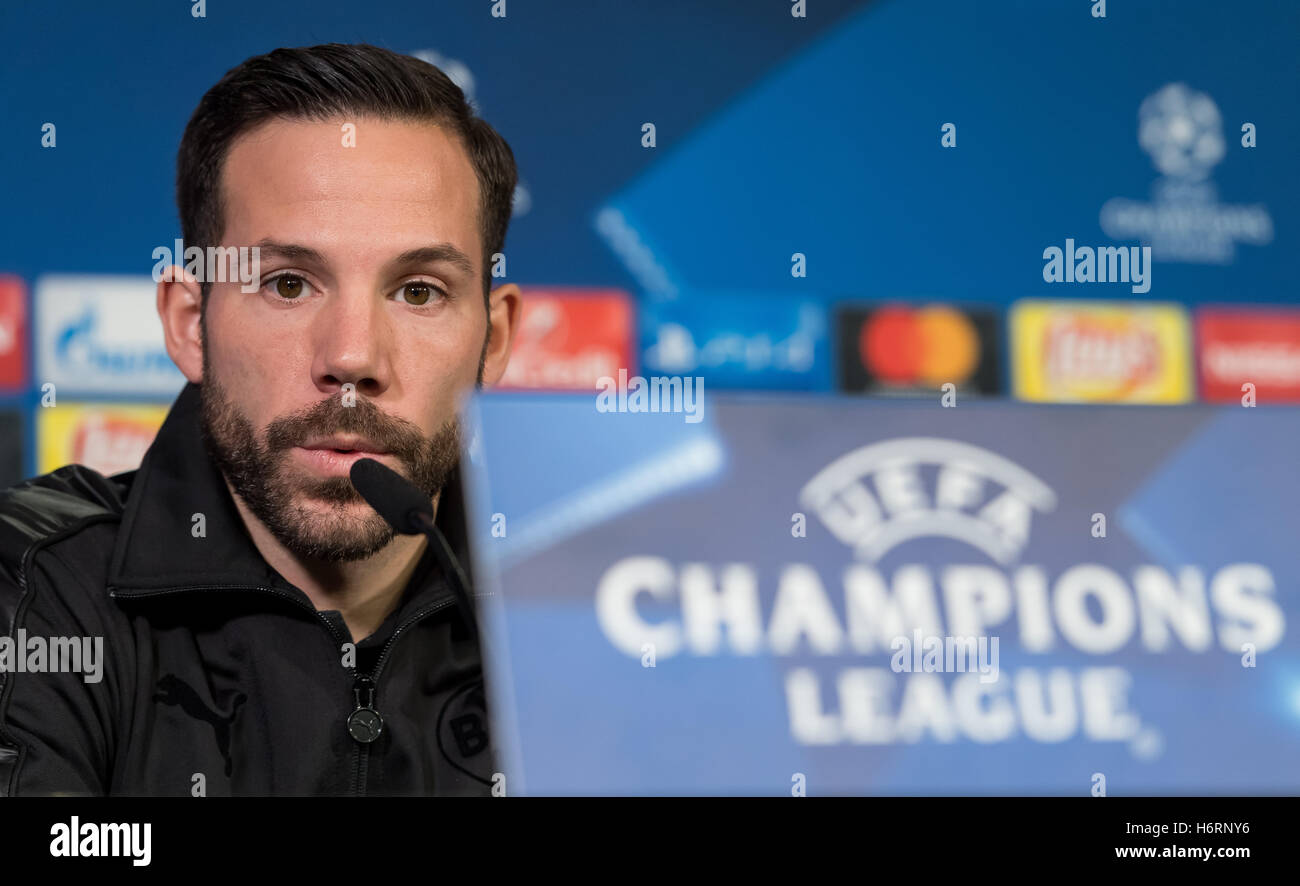 Dortmund, Allemagne. 1er novembre 2016. Dortmund est Gonzalo Castro prend la parole lors de la conférence de presse avant le match de la Ligue des Champions à Dortmund, en Allemagne, 1 novembre 2016. Photo : Guido Kirchner/dpa/Alamy Live News Banque D'Images