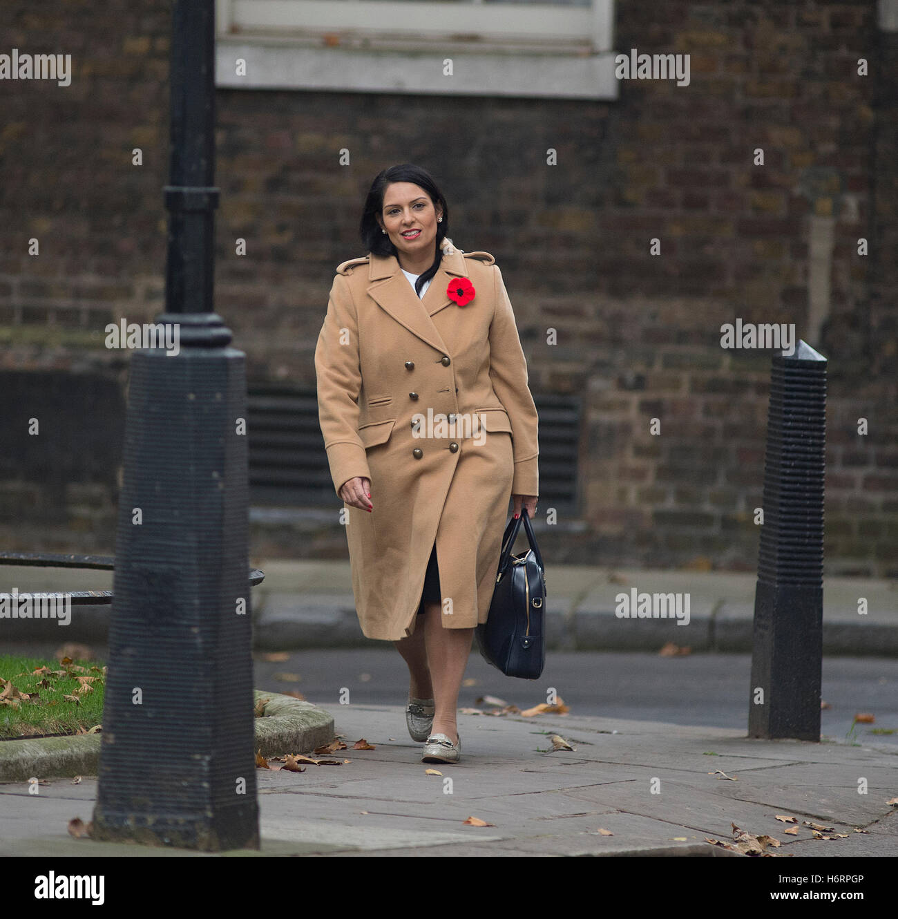 Downing Street, Londres, Royaume-Uni. 1er novembre 2016. Priti Patel, secrétaire d'État au développement international, assiste à la réunion hebdomadaire du cabinet à Downing Street. En novembre 2017, elle a démissionné de son poste de secrétaire d'État au développement international à la suite de divulgations dans les journaux. Crédit : Malcolm Park/Alay Live News. Banque D'Images Downing Street, Londres, Royaume-Uni. 1er novembre 2016. Priti Patel, secrétaire d'État au développement international, assiste à la réunion hebdomadaire du cabinet à Downing Street. En novembre 2017, elle a démissionné de son poste de secrétaire d'État au développement international à la suite de divulgations dans les journaux. Crédit : Malcolm Park/Alay Live News. Banque D'Images
