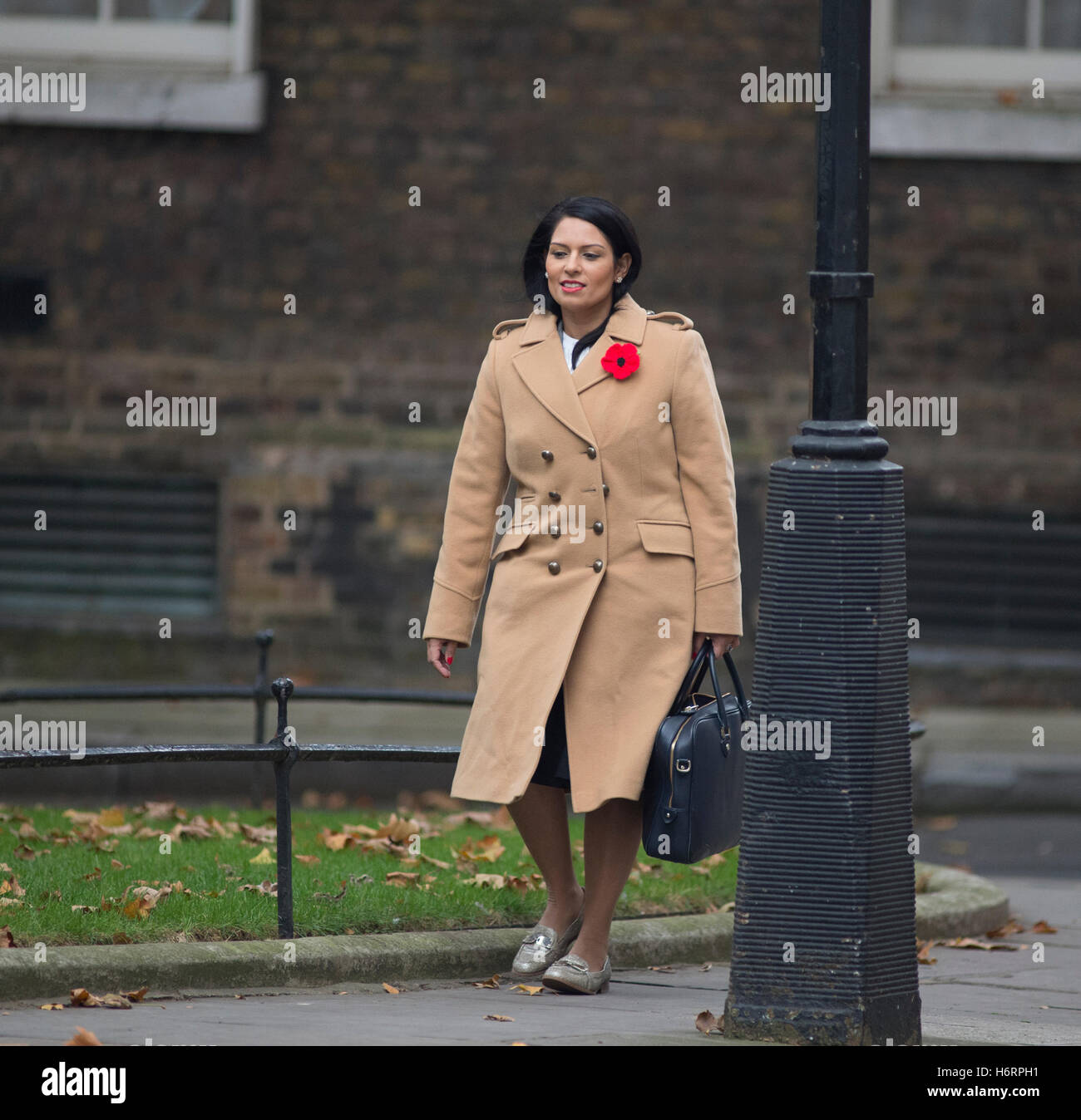Downing Street, Londres, Royaume-Uni. 1er novembre 2016. Priti Patel, secrétaire d'État au développement international, assiste à la réunion hebdomadaire du cabinet à Downing Street. En novembre 2017, elle a démissionné de son poste de secrétaire d'État au développement international à la suite de divulgations dans les journaux. Crédit : Malcolm Park/Alay Live News. Banque D'Images Downing Street, Londres, Royaume-Uni. 1er novembre 2016. Priti Patel, secrétaire d'État au développement international, assiste à la réunion hebdomadaire du cabinet à Downing Street. En novembre 2017, elle a démissionné de son poste de secrétaire d'État au développement international à la suite de divulgations dans les journaux. Crédit : Malcolm Park/Alay Live News. Banque D'Images