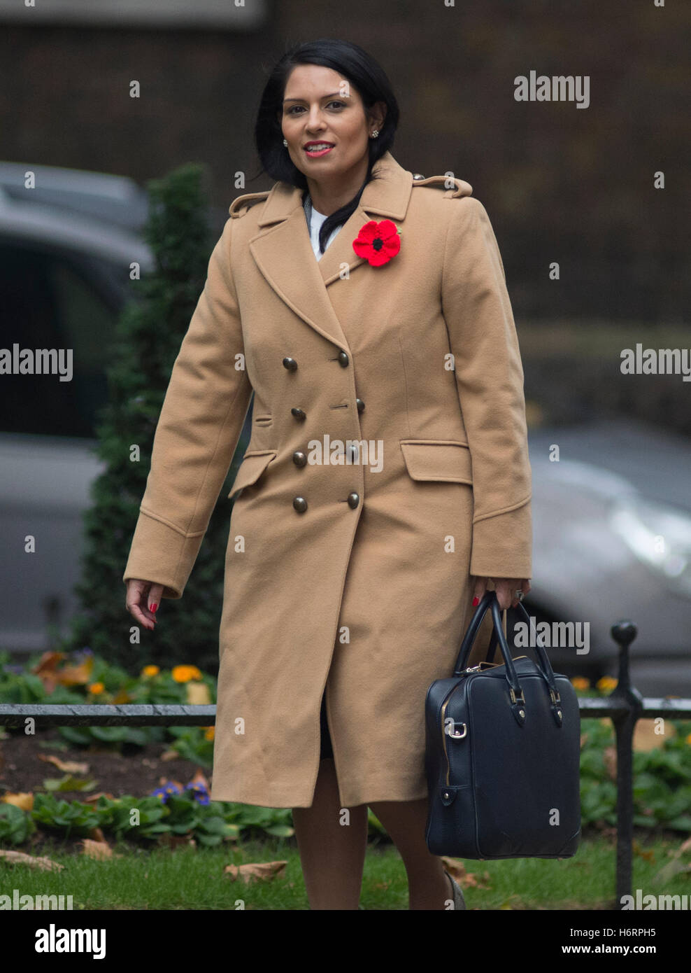 Downing Street, Londres, Royaume-Uni. 1er novembre 2016. Priti Patel, secrétaire d'État au développement international, assiste à la réunion hebdomadaire du cabinet à Downing Street. En novembre 2017, elle a démissionné de son poste de secrétaire d'État au développement international à la suite de divulgations dans les journaux. Crédit : Malcolm Park/Alay Live News. Banque D'Images Downing Street, Londres, Royaume-Uni. 1er novembre 2016. Priti Patel, secrétaire d'État au développement international, assiste à la réunion hebdomadaire du cabinet à Downing Street. En novembre 2017, elle a démissionné de son poste de secrétaire d'État au développement international à la suite de divulgations dans les journaux. Crédit : Malcolm Park/Alay Live News. Banque D'Images