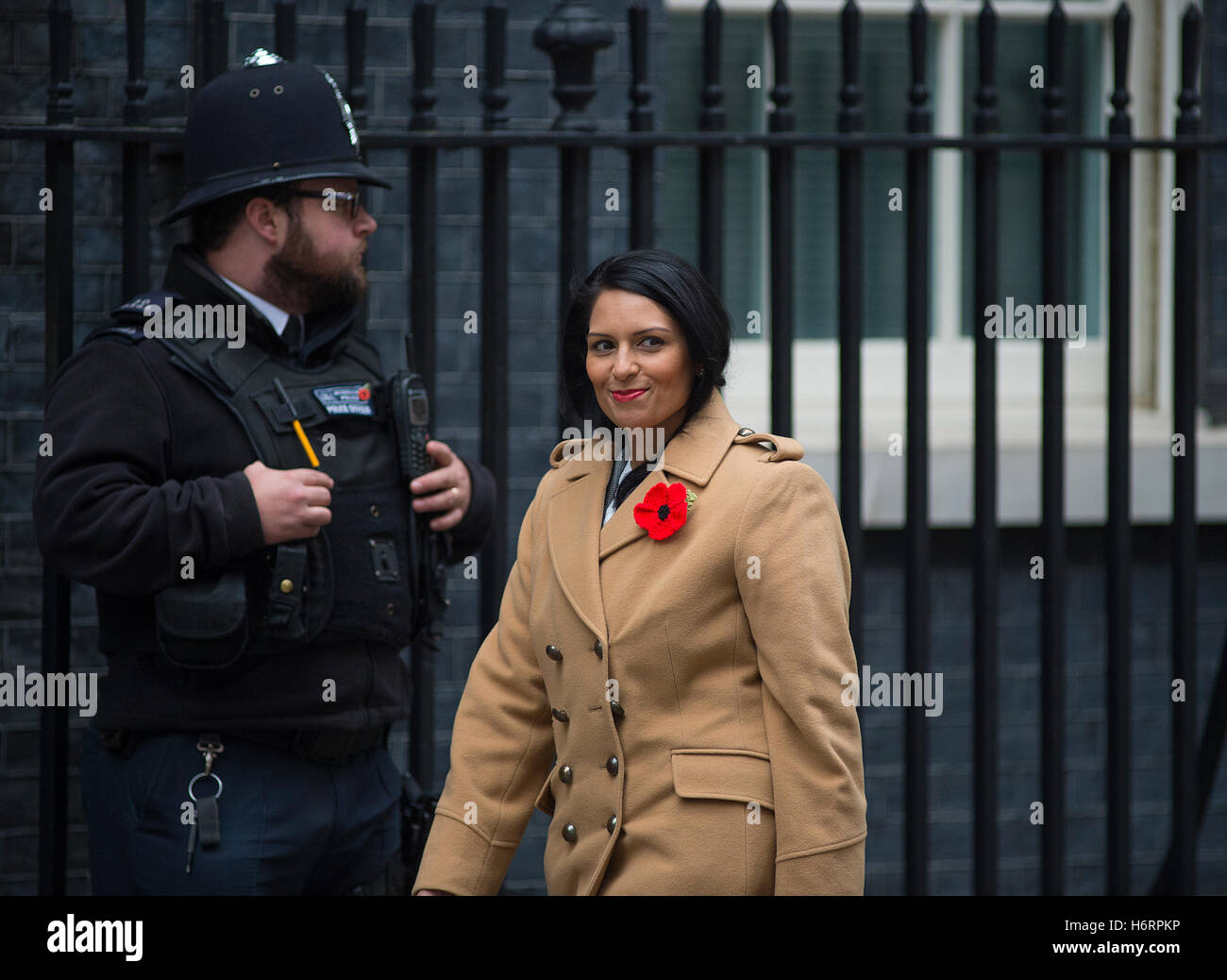 Downing Street, Londres, Royaume-Uni. 1er novembre 2016. Priti Patel, secrétaire d'État au développement international, assiste à la réunion hebdomadaire du cabinet à Downing Street. En novembre 2017, elle a démissionné de son poste de secrétaire d'État au développement international à la suite de divulgations dans les journaux. Crédit : Malcolm Park/Alay Live News. Banque D'Images Downing Street, Londres, Royaume-Uni. 1er novembre 2016. Priti Patel, secrétaire d'État au développement international, assiste à la réunion hebdomadaire du cabinet à Downing Street. En novembre 2017, elle a démissionné de son poste de secrétaire d'État au développement international à la suite de divulgations dans les journaux. Crédit : Malcolm Park/Alay Live News. Banque D'Images