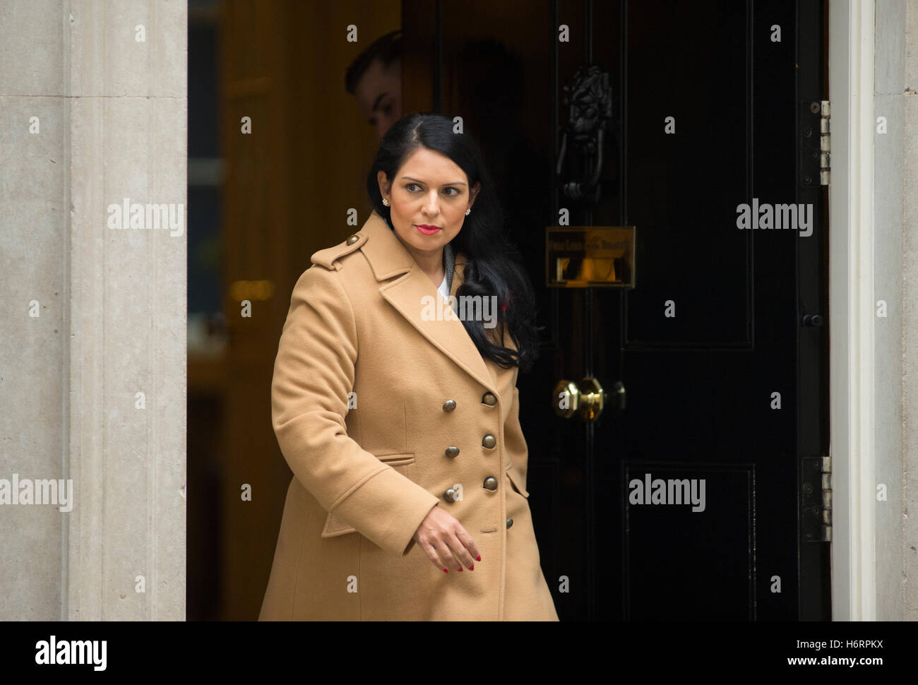 Downing Street, Londres, Royaume-Uni. 1er novembre 2016. Priti Patel, secrétaire d'État au développement international, quitte la réunion hebdomadaire du cabinet à Downing Street. En novembre 2017, elle a démissionné de son poste de secrétaire d'État au développement international à la suite de divulgations dans les journaux. Crédit : Malcolm Park/Alay Live News. Banque D'Images Downing Street, Londres, Royaume-Uni. 1er novembre 2016. Priti Patel, secrétaire d'État au développement international, quitte la réunion hebdomadaire du cabinet à Downing Street. En novembre 2017, elle a démissionné de son poste de secrétaire d'État au développement international à la suite de divulgations dans les journaux. Crédit : Malcolm Park/Alay Live News. Banque D'Images