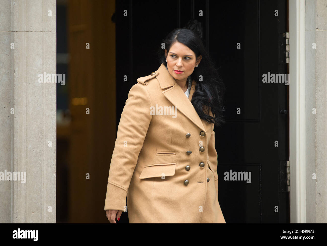 Downing Street, Londres, Royaume-Uni. 1er novembre 2016. Priti Patel, secrétaire d'État au développement international, quitte la réunion hebdomadaire du cabinet à Downing Street. En novembre 2017, elle a démissionné de son poste de secrétaire d'État au développement international à la suite de divulgations dans les journaux. Crédit : Malcolm Park/Alay Live News. Banque D'Images Downing Street, Londres, Royaume-Uni. 1er novembre 2016. Priti Patel, secrétaire d'État au développement international, quitte la réunion hebdomadaire du cabinet à Downing Street. En novembre 2017, elle a démissionné de son poste de secrétaire d'État au développement international à la suite de divulgations dans les journaux. Crédit : Malcolm Park/Alay Live News. Banque D'Images