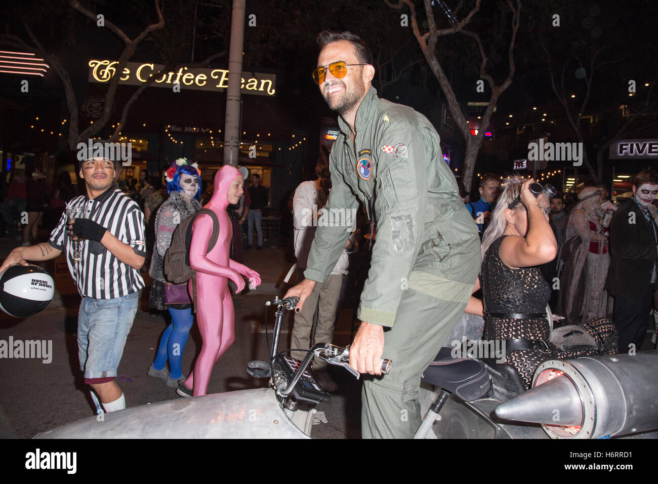 West Hollywood, Californie, USA. 31 octobre 2016 Halloween habillé de fêtards. 'Mad max' thème film descente de Santa Monica Boulevard dans un véhicule muni d'un vélo à la 28e Annual West Hollywood halloween carnaval organisé sur Santa Monica Boulevard à West Hollywood, Californie, USA. Il a été estimé que 500 000 personnes ont participé à l'événement de cette année. crédit : Sheri determan / alamy live news Banque D'Images