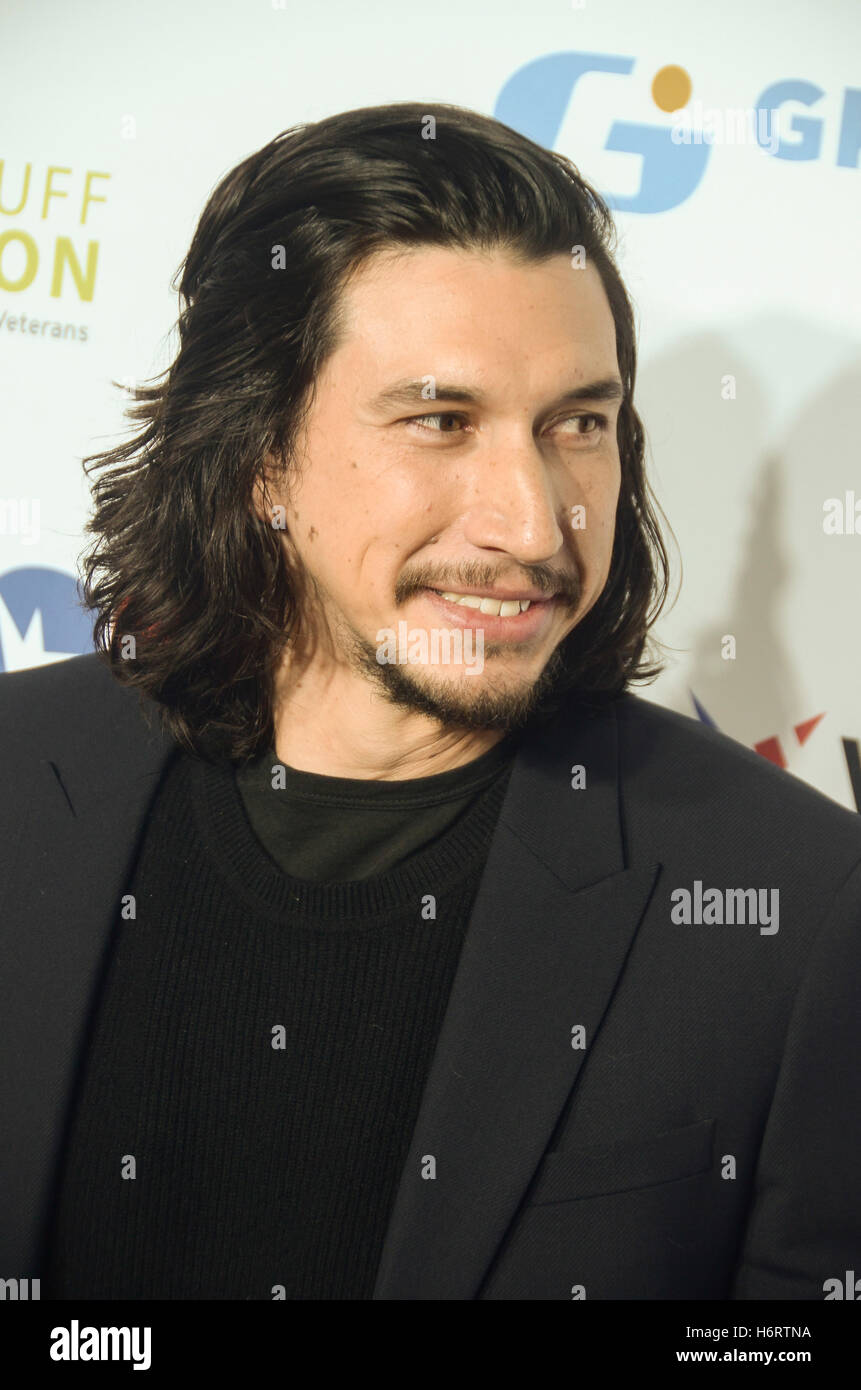 New York, NY, USA. 1er novembre 2016. Adam Driver assiste à la 10e édition de la 'Stand Up For Heroes' de l'événement présenté par le New York Comedy Festival et le Bob Woodruff Foundation au Madison Square Garden de New York le 1 novembre 2016. Credit : Raymond Hagans Punch/media/Alamy Live News Banque D'Images