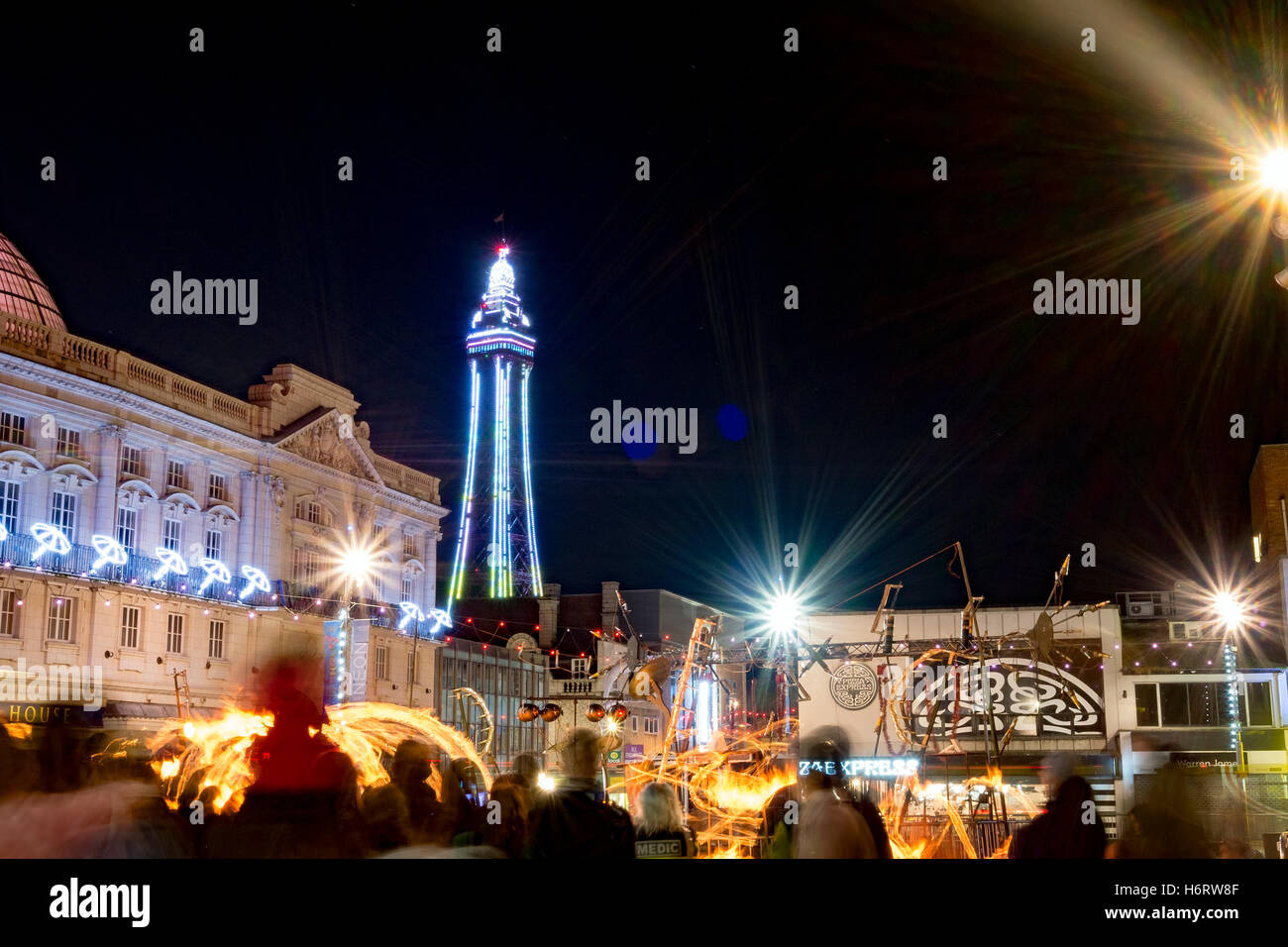 Les Commandos Percu, et l'artifice collectif ; la musique et des feux d'artifice, pyrotechnie et la percussion au Festival de Blackpool, Blackpool l'Lightpool resort résonne avec six nuits de superbe performance live et de lumière spectaculaires et installations sonores. C'est un mélange explosif de feu, pyrotechnie, musique et spectacles. Banque D'Images