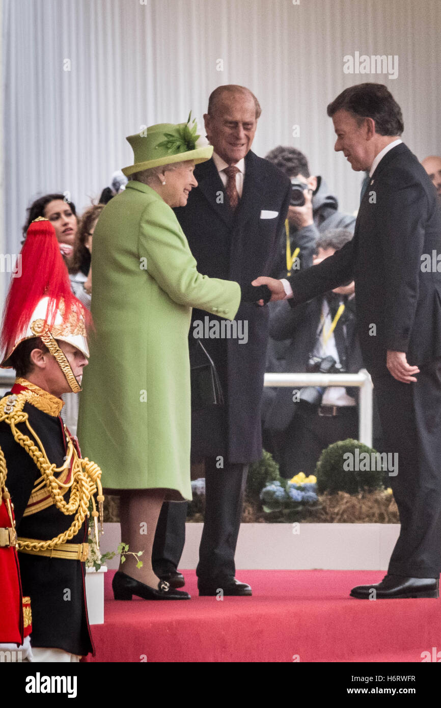 Londres, Royaume-Uni. 1er novembre 2016. La Reine et le duc d'Édimbourg salue le président colombien Juan Manuel Santos sur son état visitez Crédit : Guy Josse/Alamy Live News Banque D'Images