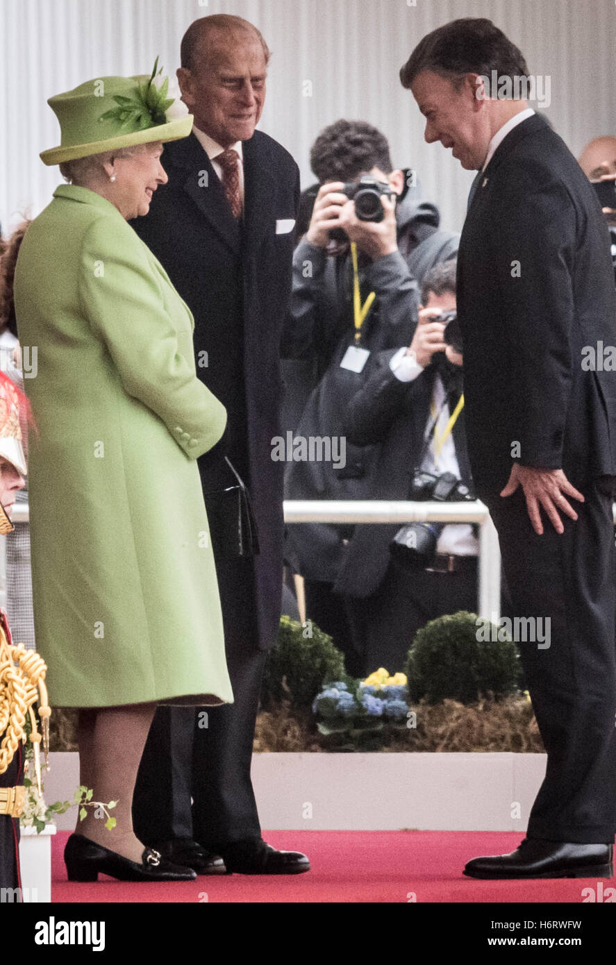 Londres, Royaume-Uni. 1er novembre 2016. La Reine et le duc d'Édimbourg salue le président colombien Juan Manuel Santos sur son état visitez Crédit : Guy Josse/Alamy Live News Banque D'Images