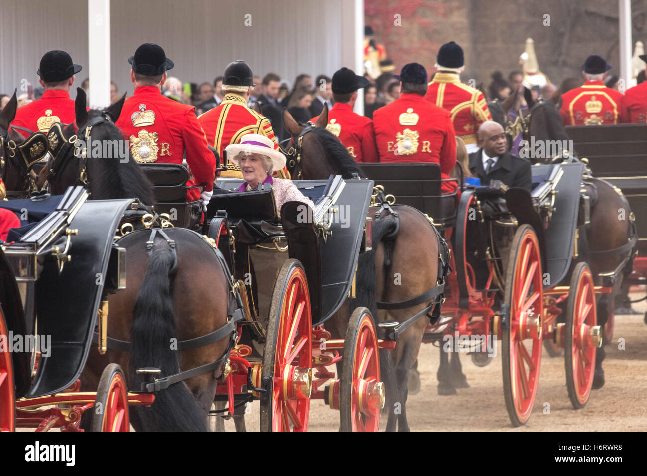 Londres, Royaume-Uni. 1er novembre 2016. La comtesse d'Airlie, Virginia Ogilvy, rejoint la procession du chariot à Horse Guards Parade après avoir salué le président de la Colombie le premier jour de sa visite d'état Crédit : Guy Josse/Alamy Live News Banque D'Images
