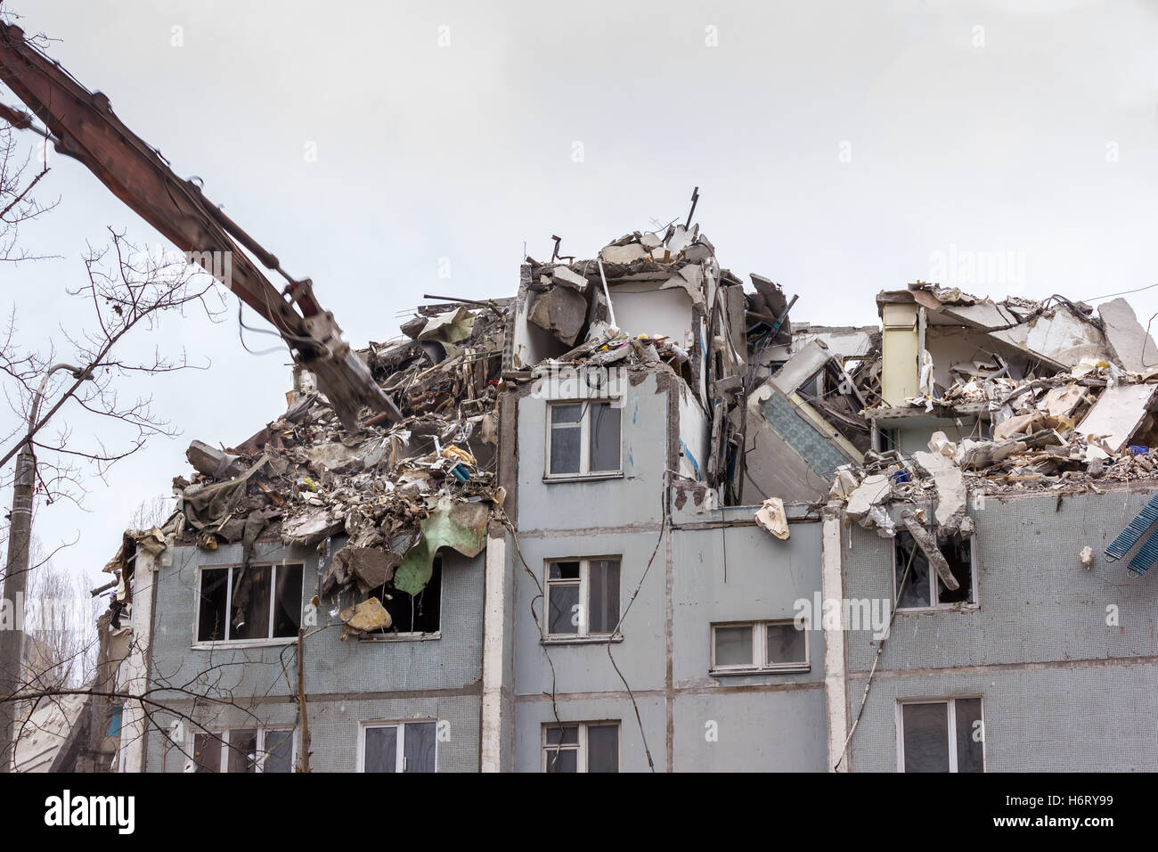 Démolition de bâtiments en milieu urbain. Maison en ruines. Banque D'Images