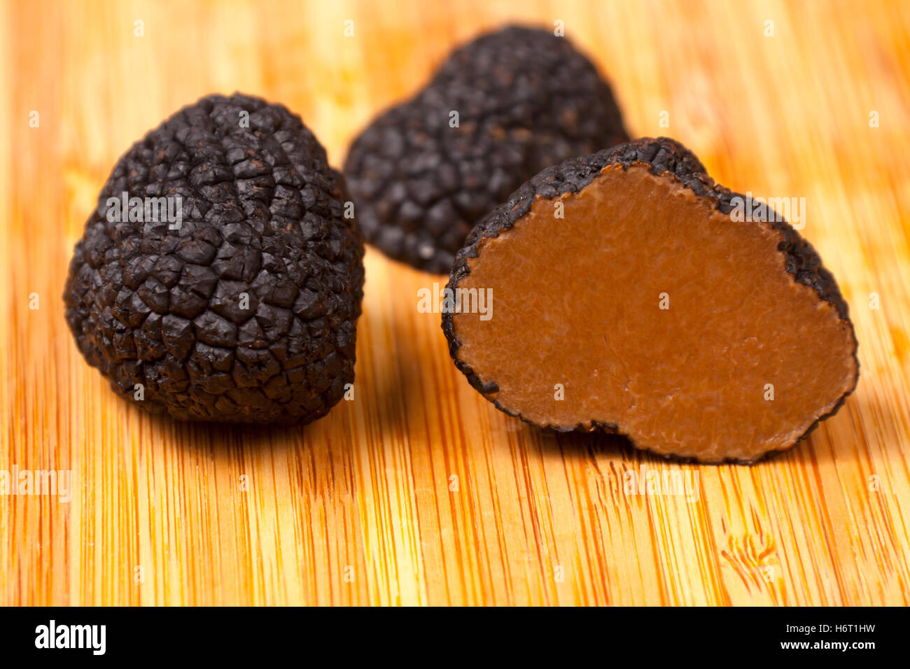 Aliment alimentaire jetblack basané noir deep black champignon gastronomique truffes comestibles toile fond fond de la santé alimentaire aliment Banque D'Images