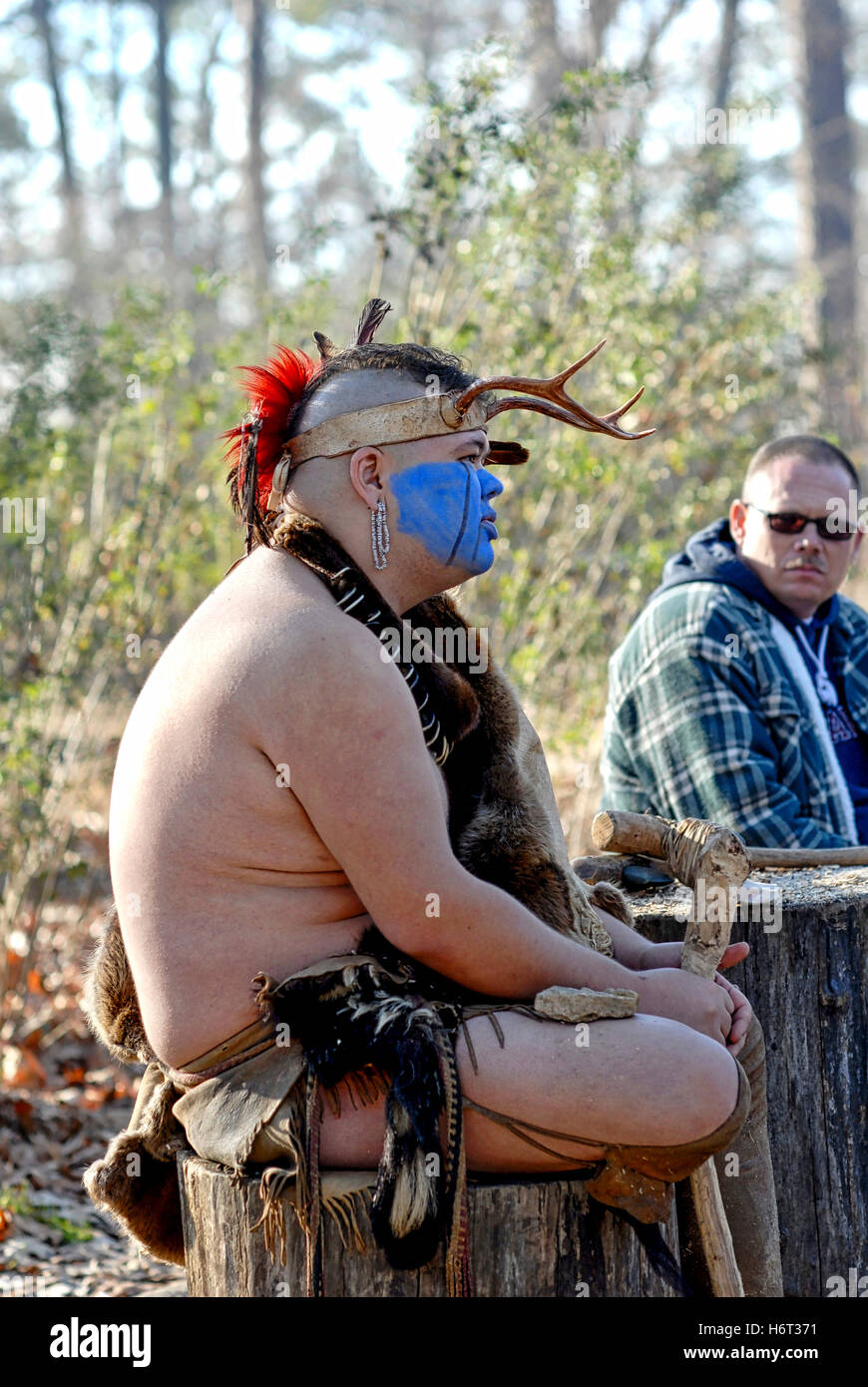 Un interprète américain éduque les touristes à la Jamestowne adjacent à la colonie de Jamestown réelle site historique. Banque D'Images