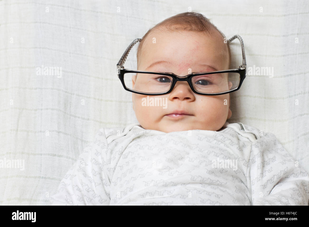 Smart bébé heureux joyeux enthousiastes peu ambitieux avec joie rayonnante insouciante heureux joyeux joyeux joyeux gladder 2 étoiles Banque D'Images