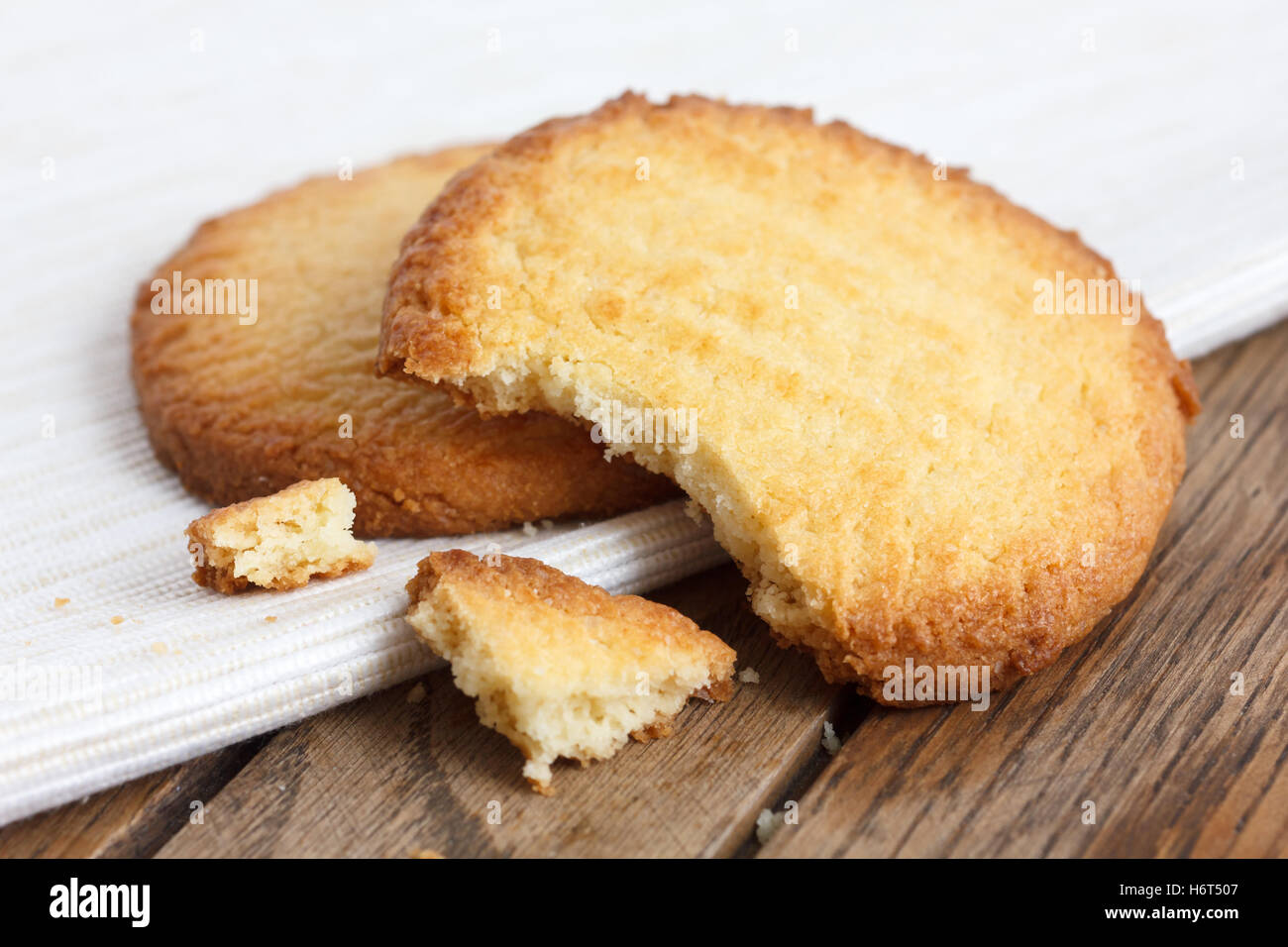 Deux biscuits au beurre sur la serviette et le bois. Brisée. Banque D'Images