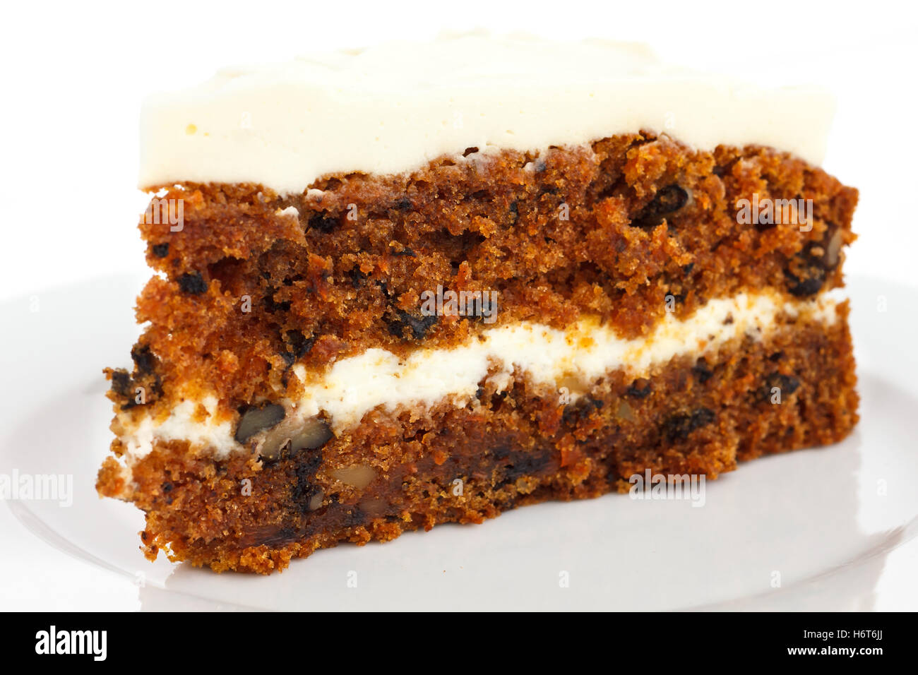 Tranche de gâteau aux carottes avec glaçage riche. Sur l'assiette. Banque D'Images