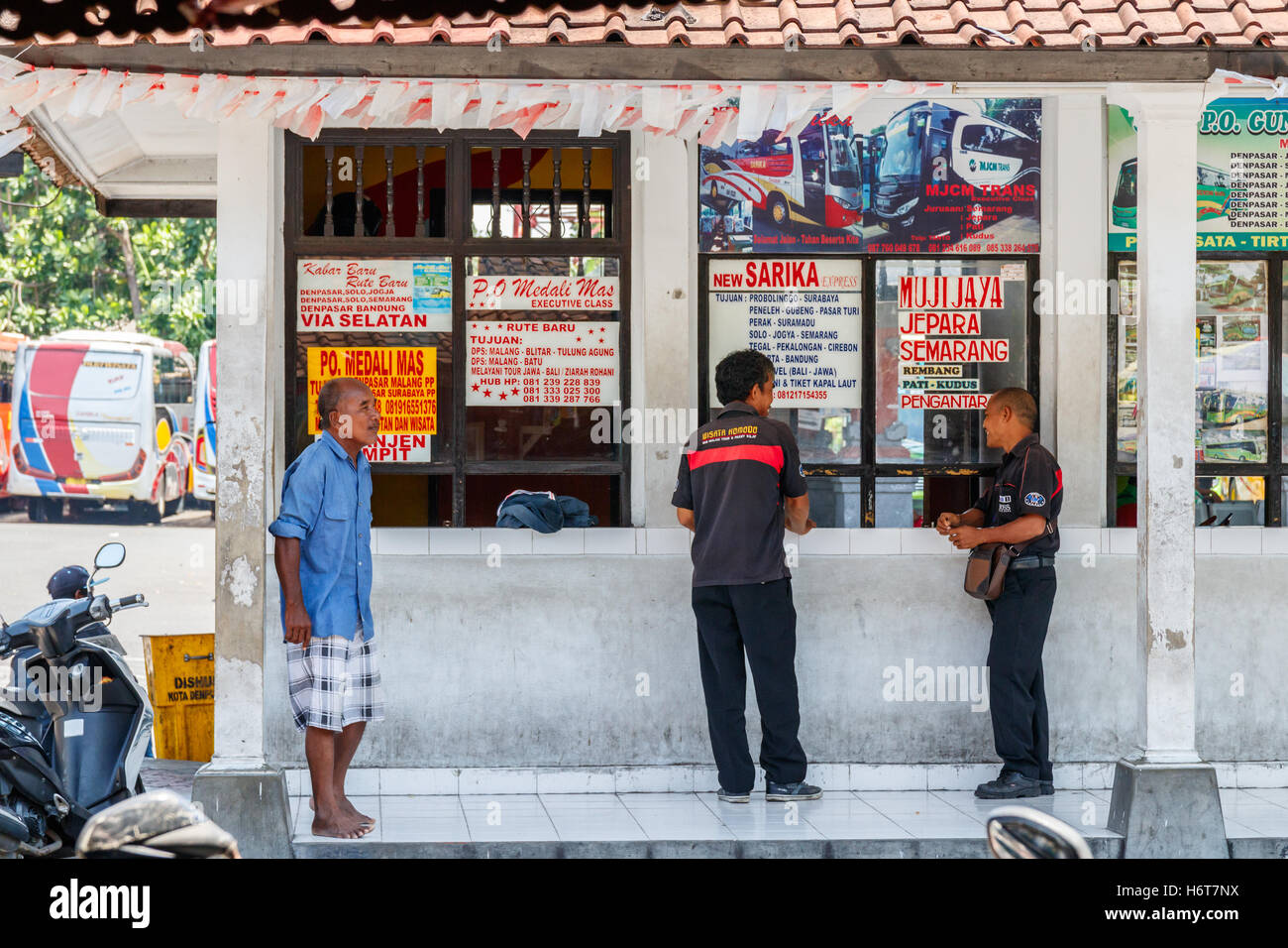 Le peuple indonésien non identifiés à une billetterie à Ubung Terminal de Bus, Bali, Indonésie. Banque D'Images