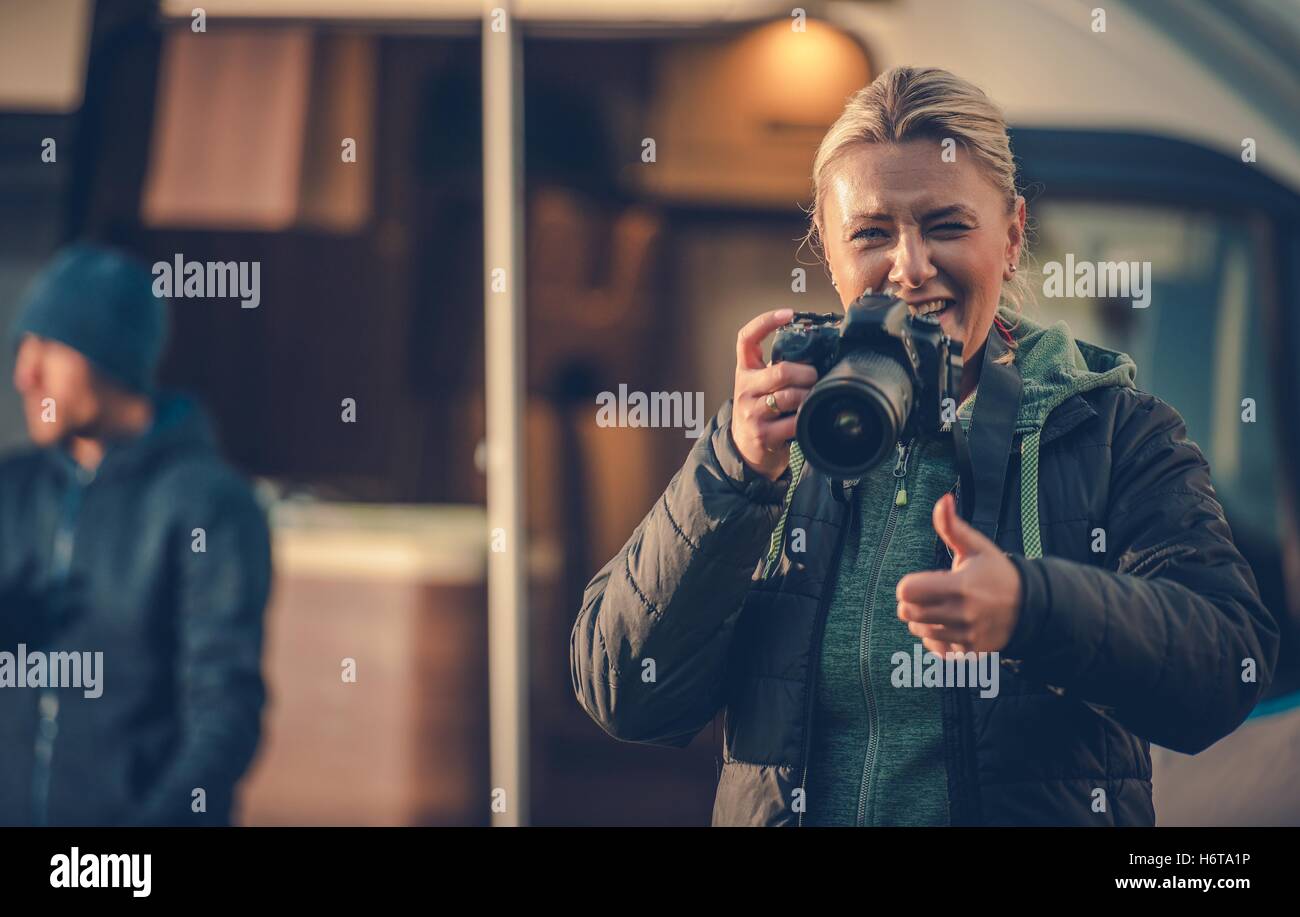 La photographie numérique passe-temps. Femme dans son 30s avec l'apprentissage de l'appareil photo numérique semi-professionnel et profiter de la photographie. Banque D'Images