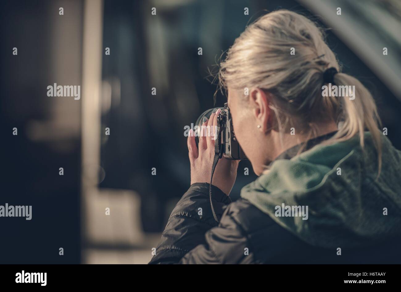Femme avec appareil photo numérique pour prendre des photos. La photographie est sa passion. Banque D'Images