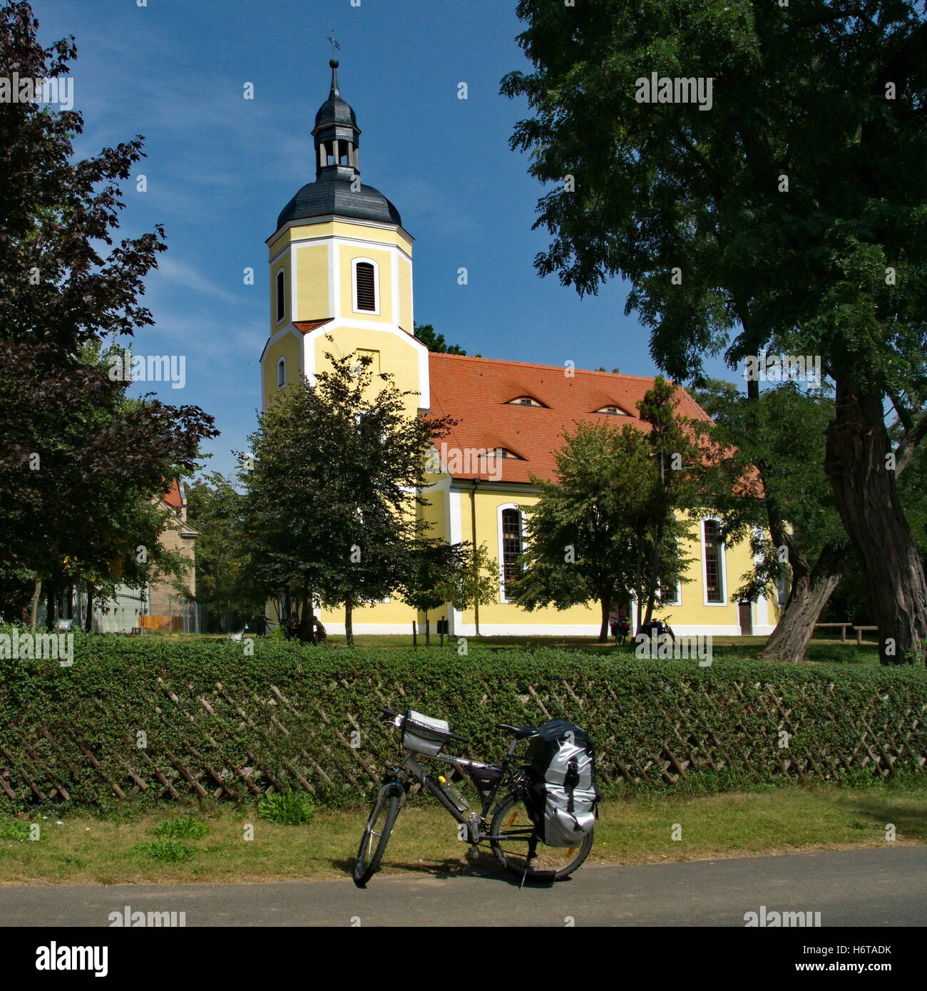 Église cycliste allemande sur l'elbe randonnée à vélo dans weÃŸnig Banque D'Images