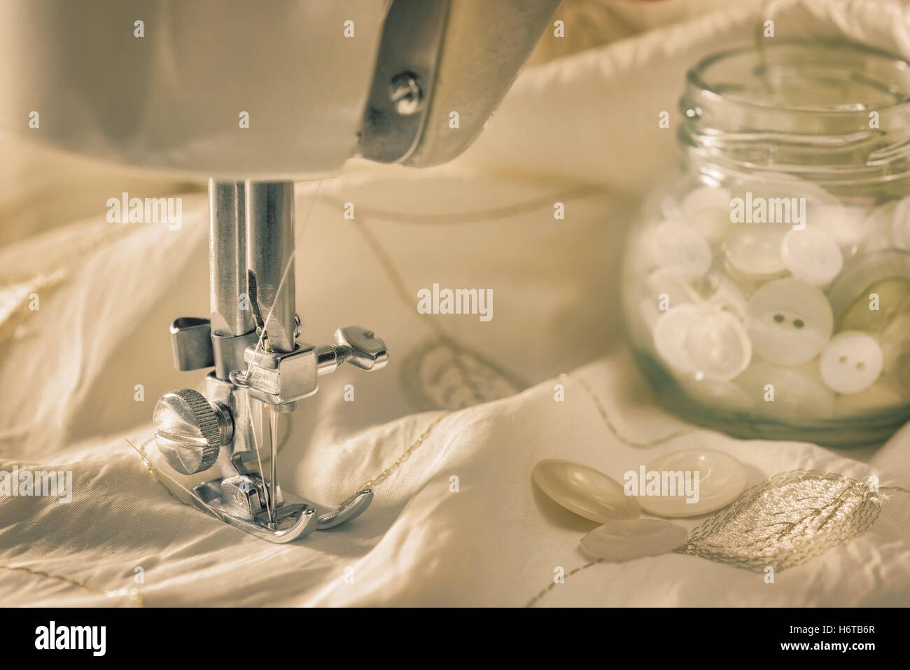 Close up of vintage sewing machine avec des boutons Banque D'Images