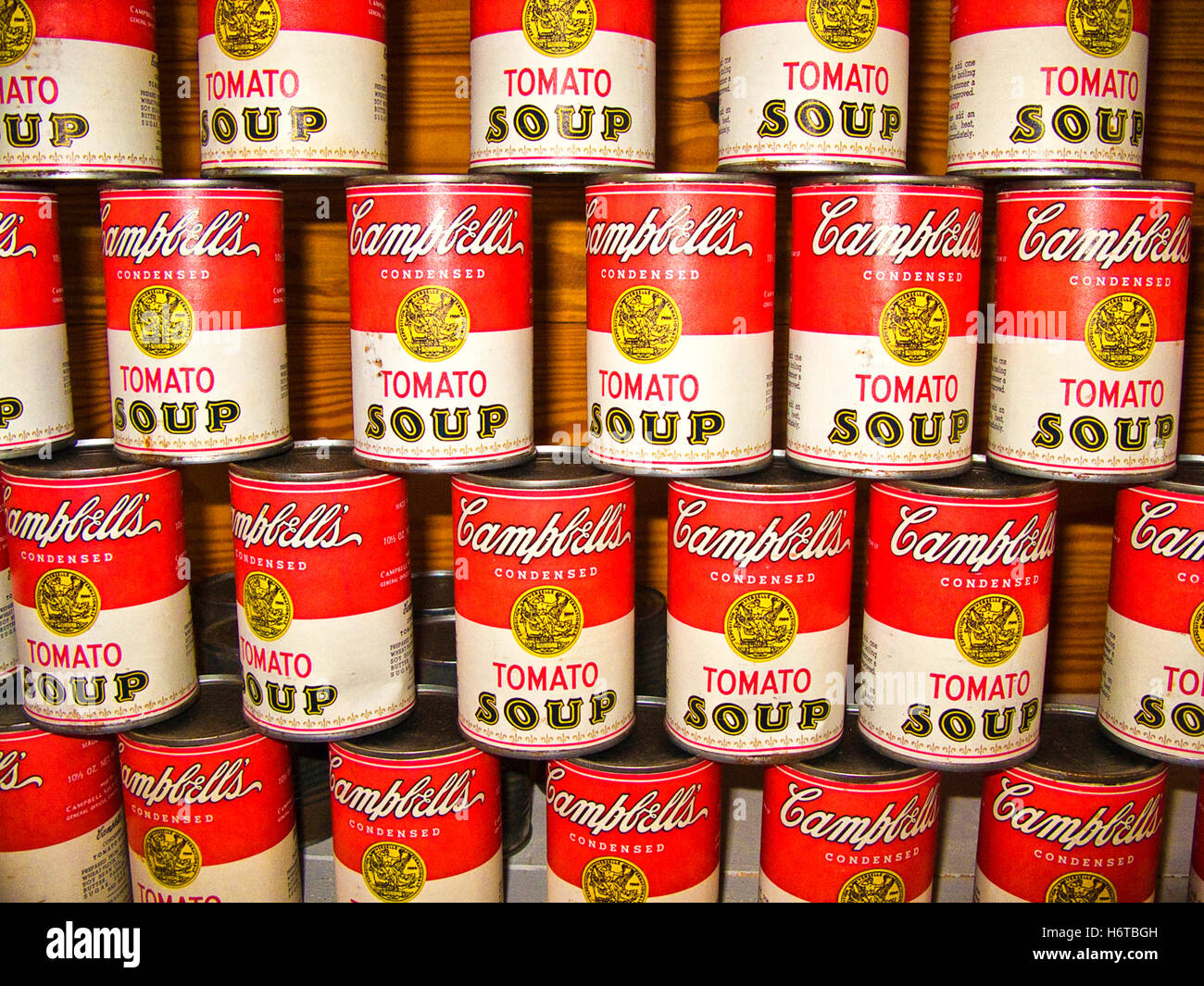 Vintage 22 boîtes de Campbell's Tomato Soup empilés comme partie d'une exposition dans un musée à Sanibel Island Florida USA Banque D'Images