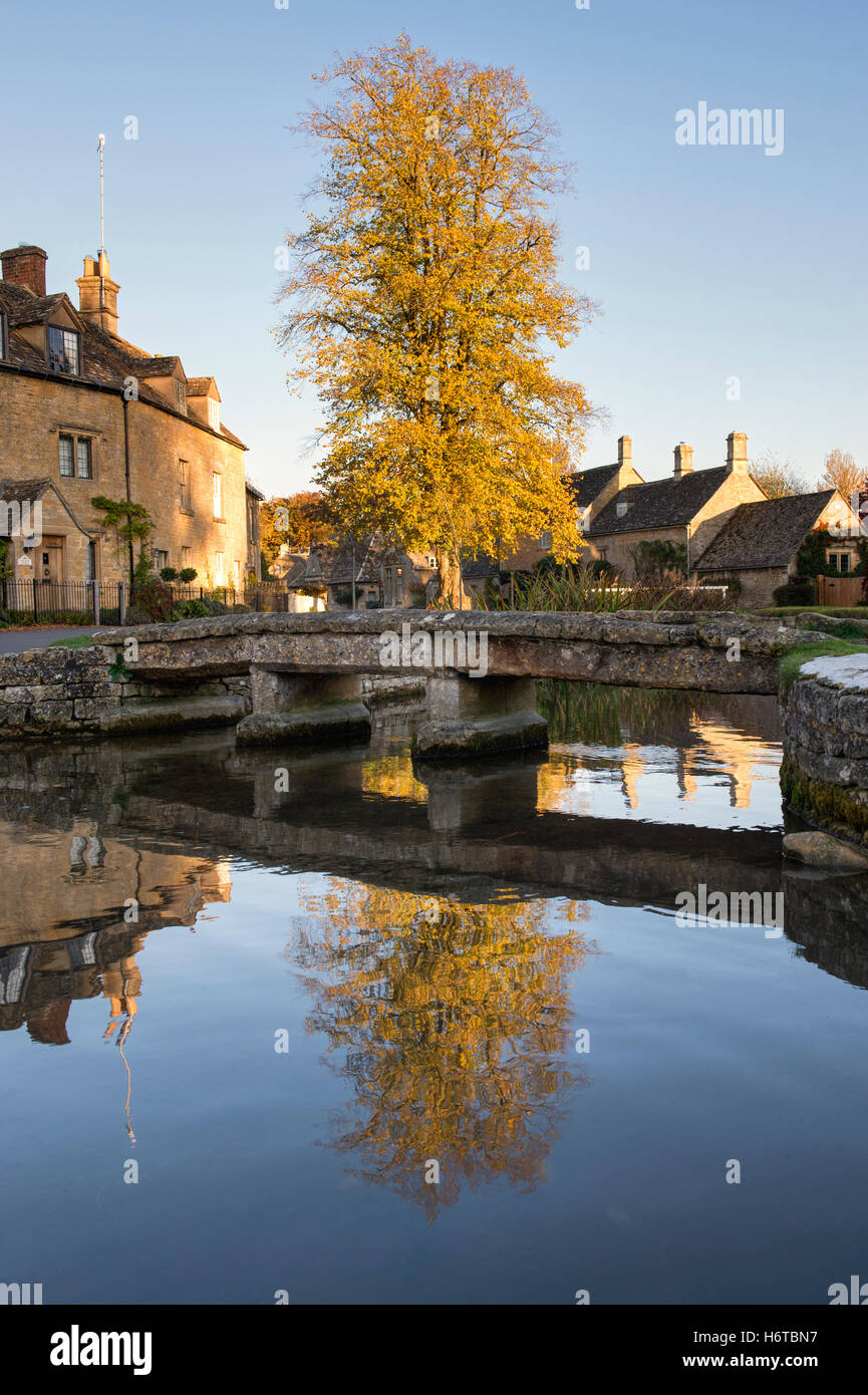 Lower Slaughter en fin d'après-midi, soleil d'automne. Cotswolds, Gloucestershire, Angleterre Banque D'Images