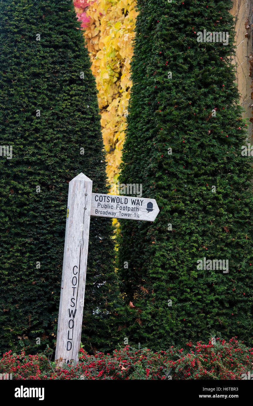 Cotswold Way panneau routier à l'automne à Broadway, Cotswolds, Worcestershire, Angleterre. Banque D'Images