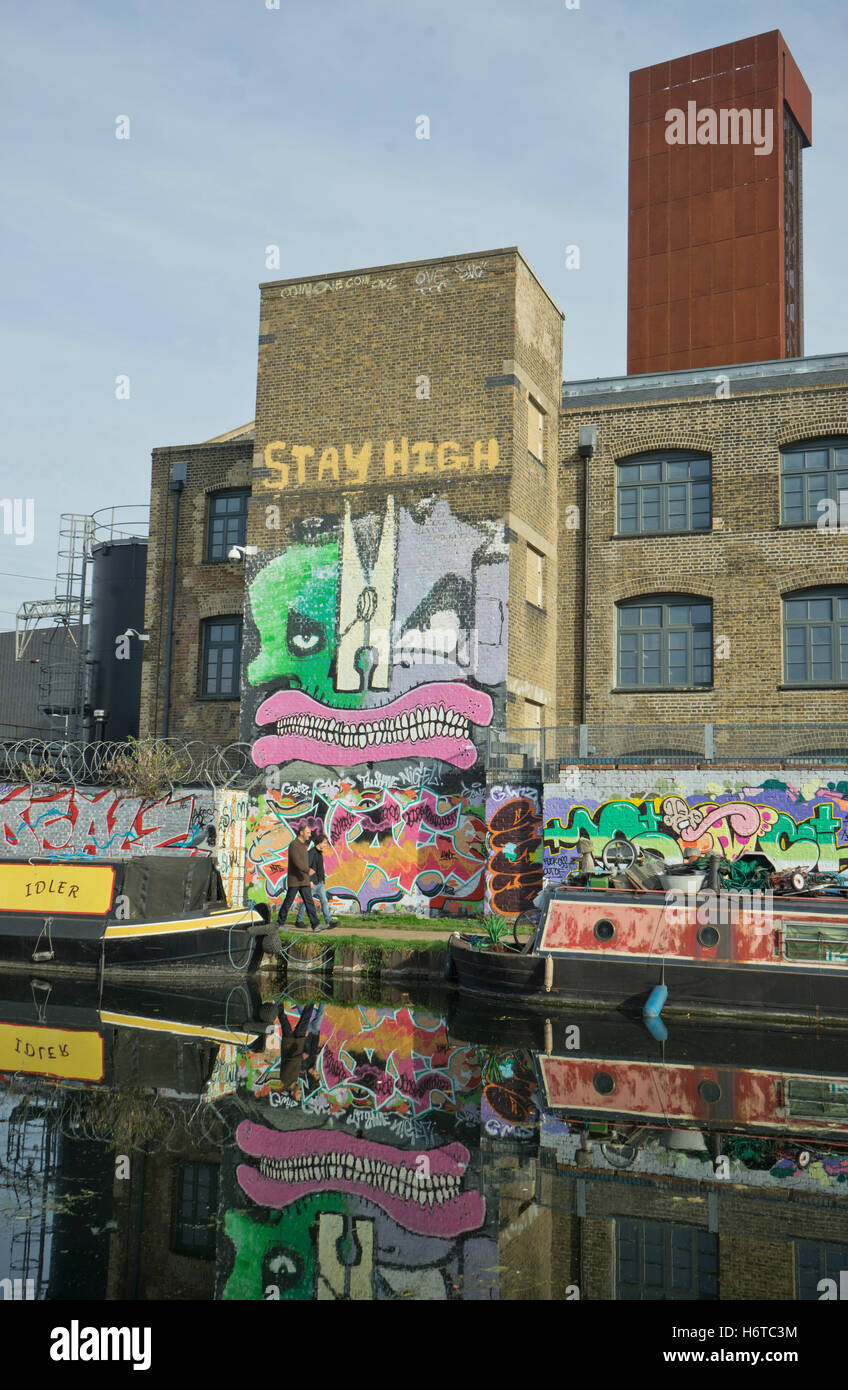 Studios d'artistes et d'entrepôts par canal à Hackney Wick, entreprises de construction qui menacent d'expulsion de développemen Banque D'Images