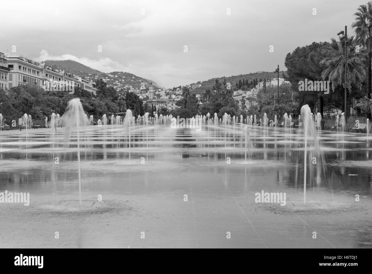 Photo en noir et blanc de l'attraction de l'eau miroir en promenade du Paillon Nice France Banque D'Images