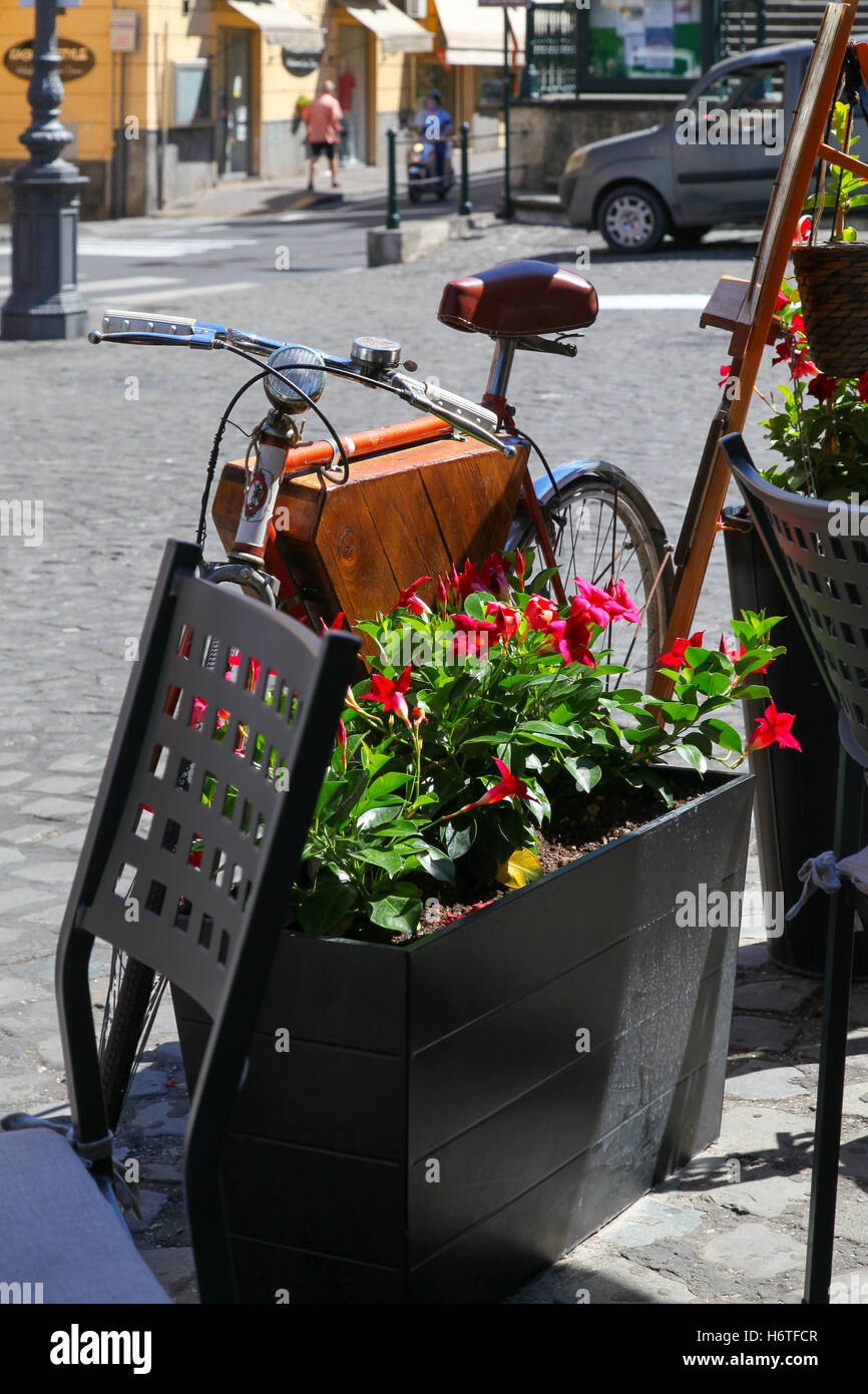 Côte amalfitaine, pousser le vélo, se pencher contre le semoir, les places de café, les pavés de la verrière,place du village, boissons, café, soleil,Trafic de Sorrente. Banque D'Images