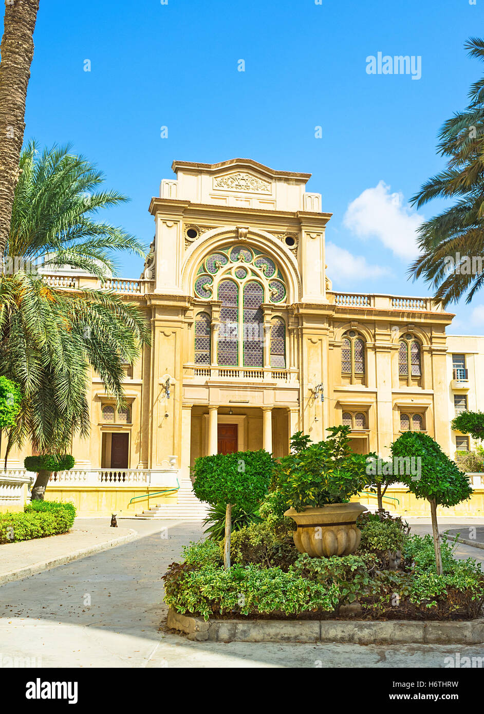La synagogue Eliyahou Hanavi entoure par le pittoresque jardin vert, Alexandrie, Egypte. Banque D'Images