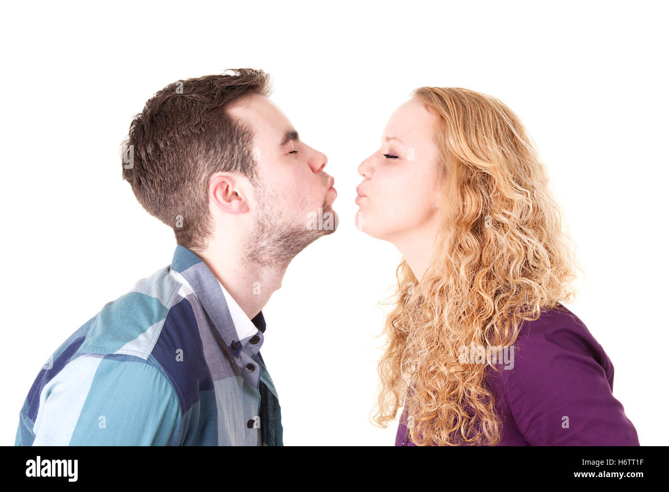 Jeune couple kissing Banque D'Images