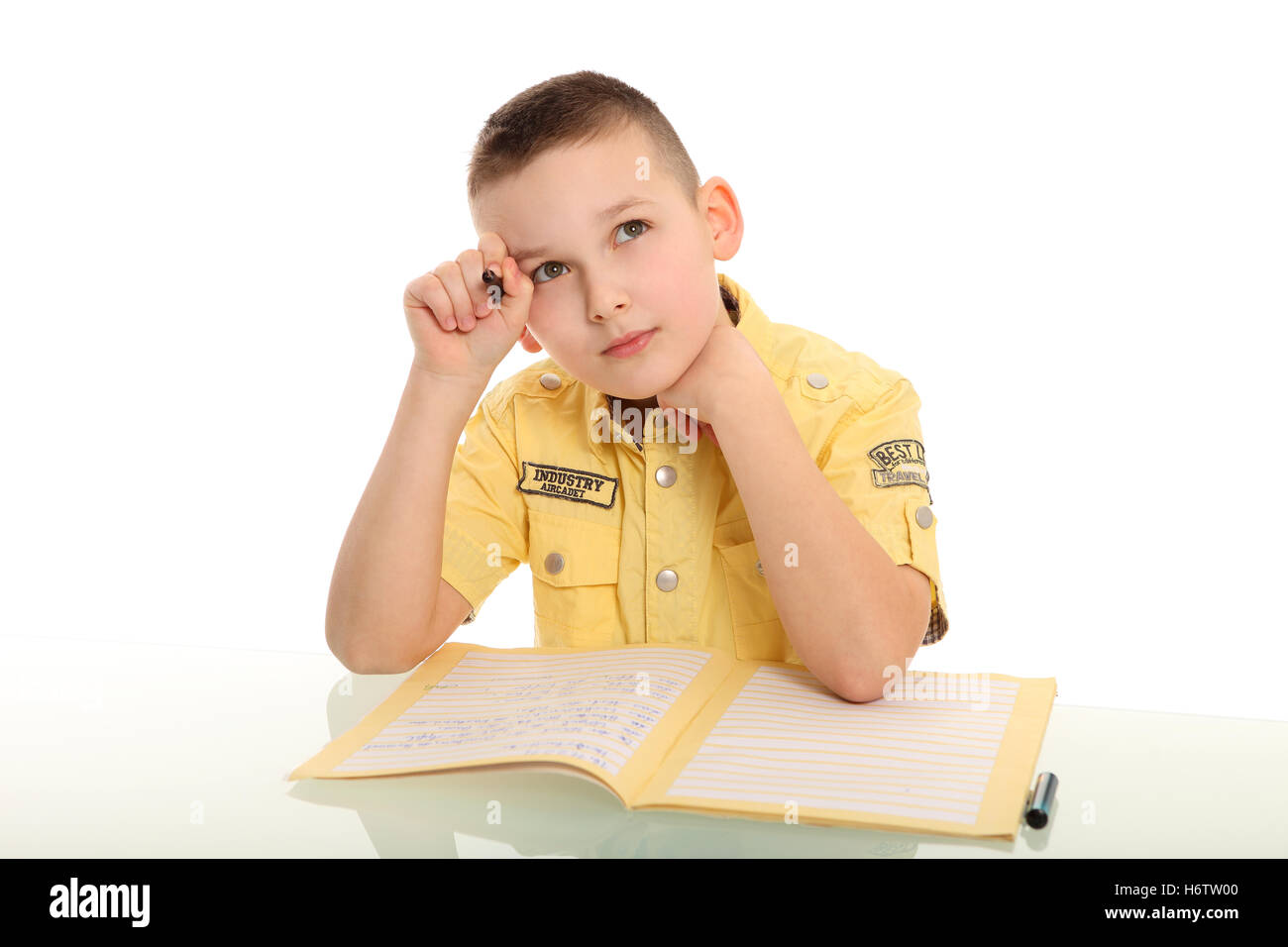 24 méditatif méditer classeur élève garçon garçon jeune mâle devoirs enfant réflexion écrire écrit écrit écrit l'éducation Banque D'Images