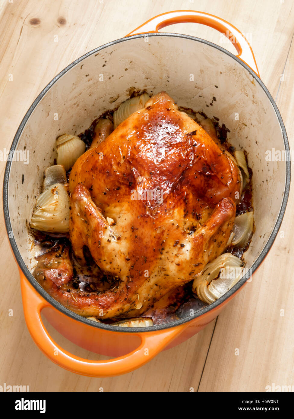 Aliment alimentaire gros plan couleur d'or de la peau rincer la volaille vertical cast chicken pot herb personne ne cuit rôti cuit de couleur blanc Banque D'Images