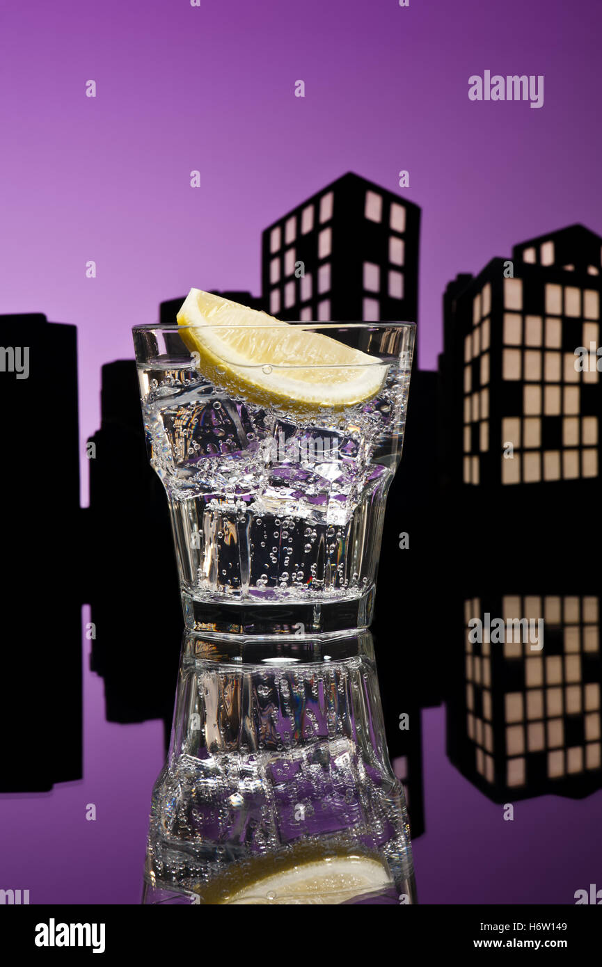 Restaurant bar tavern calice verre Tumbler verre bavoirs potable jetblack basané noir deep black purple alcool partie Banque D'Images