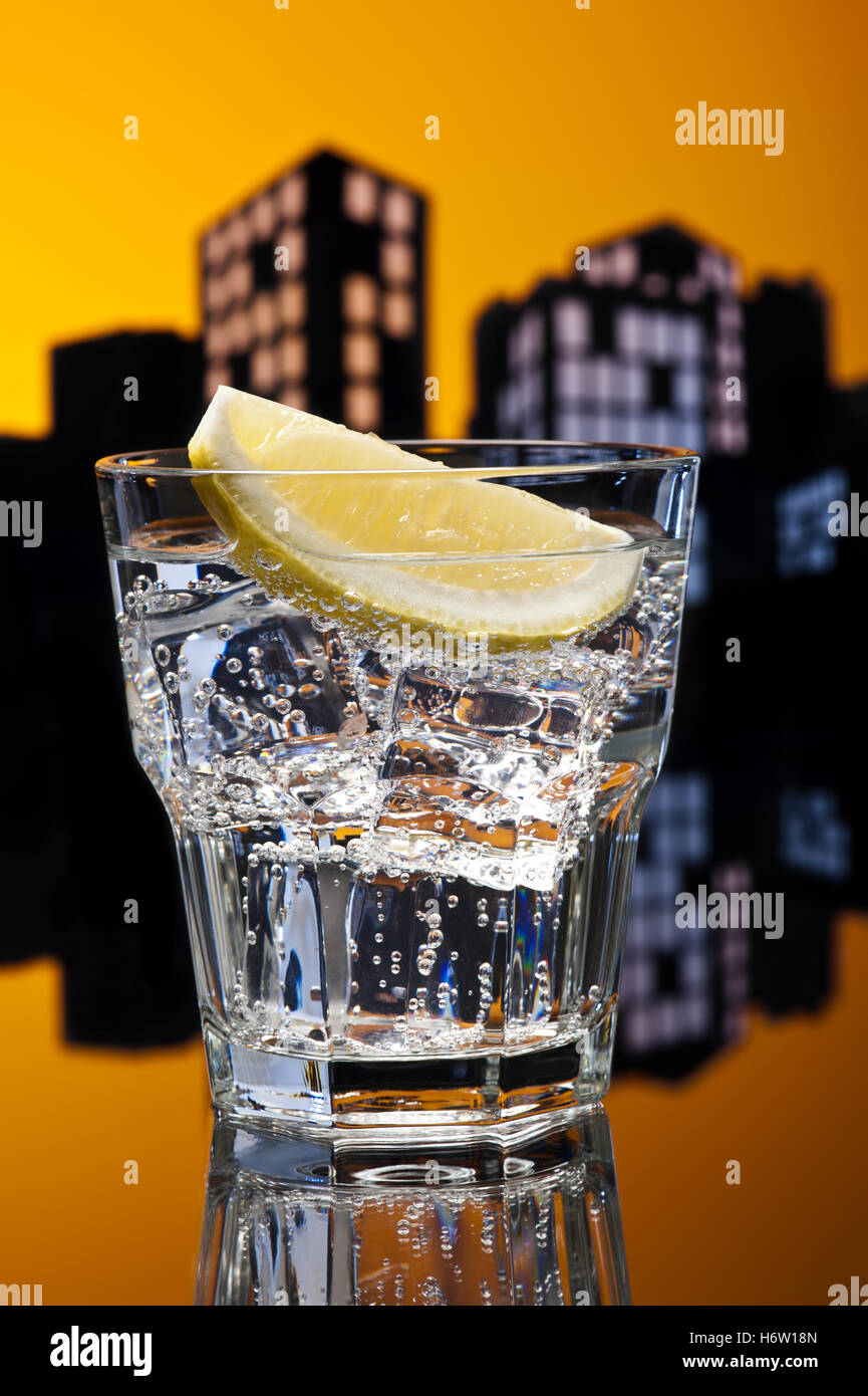Restaurant bar tavern calice verre Tumbler verre orange bavoirs potable jetblack basané noir deep black partie alcool Banque D'Images