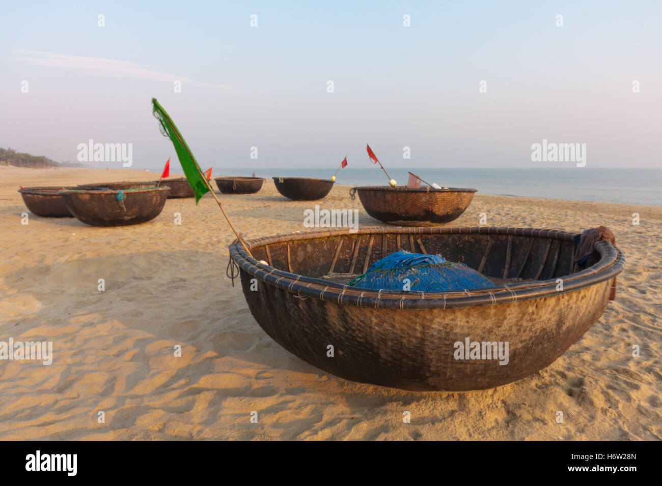 Coracles de pêche sur la plage de An Bang près de Hoi An, Vietnam Banque D'Images