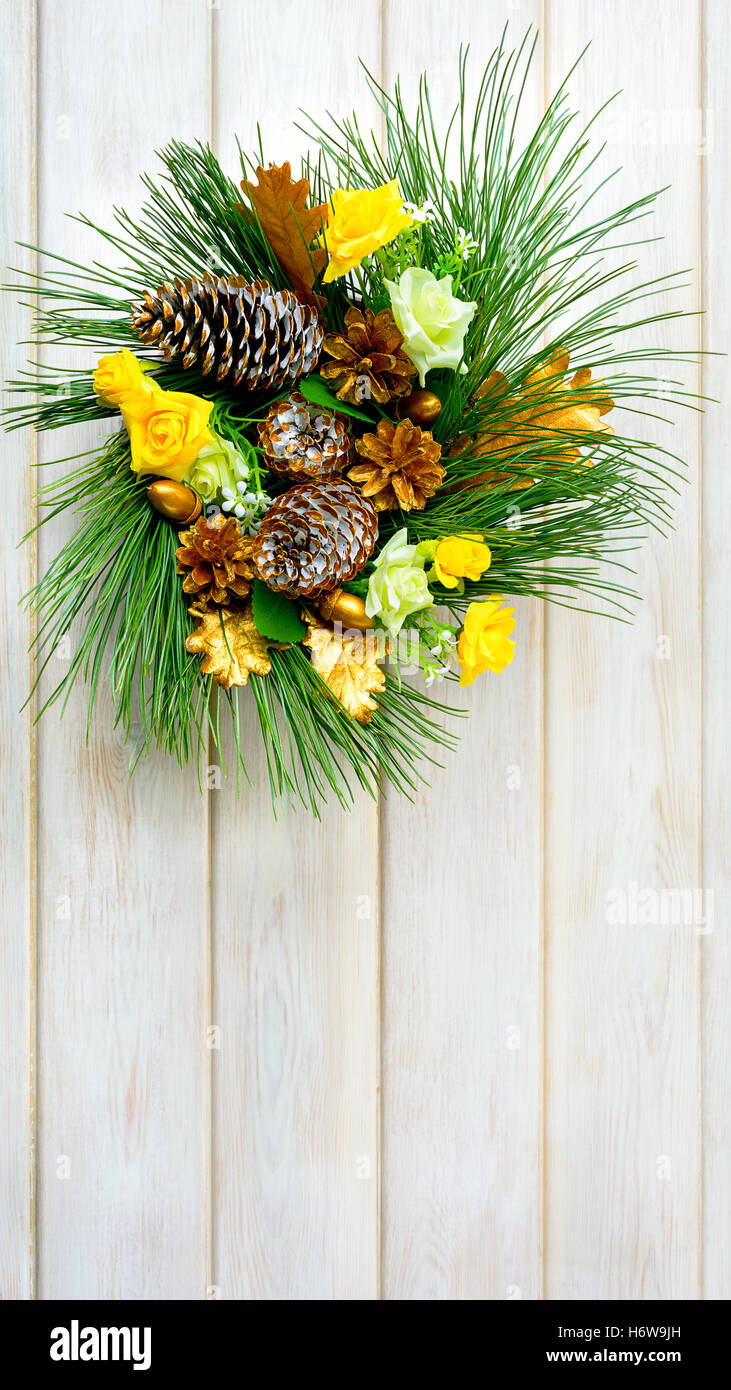 Couronne de Noël avec tissu jaune d'or et roses de cocottes. Partie de la décoration de Noël. Noël arrière-plan. Banque D'Images