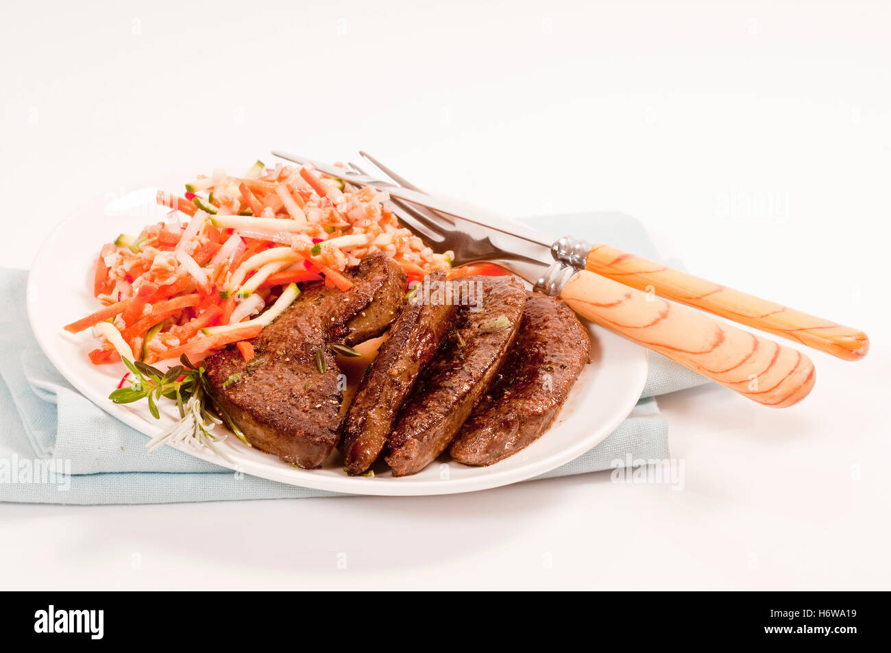 Foie frit sur un plat servi avec salade de carottes-orthographié Banque D'Images