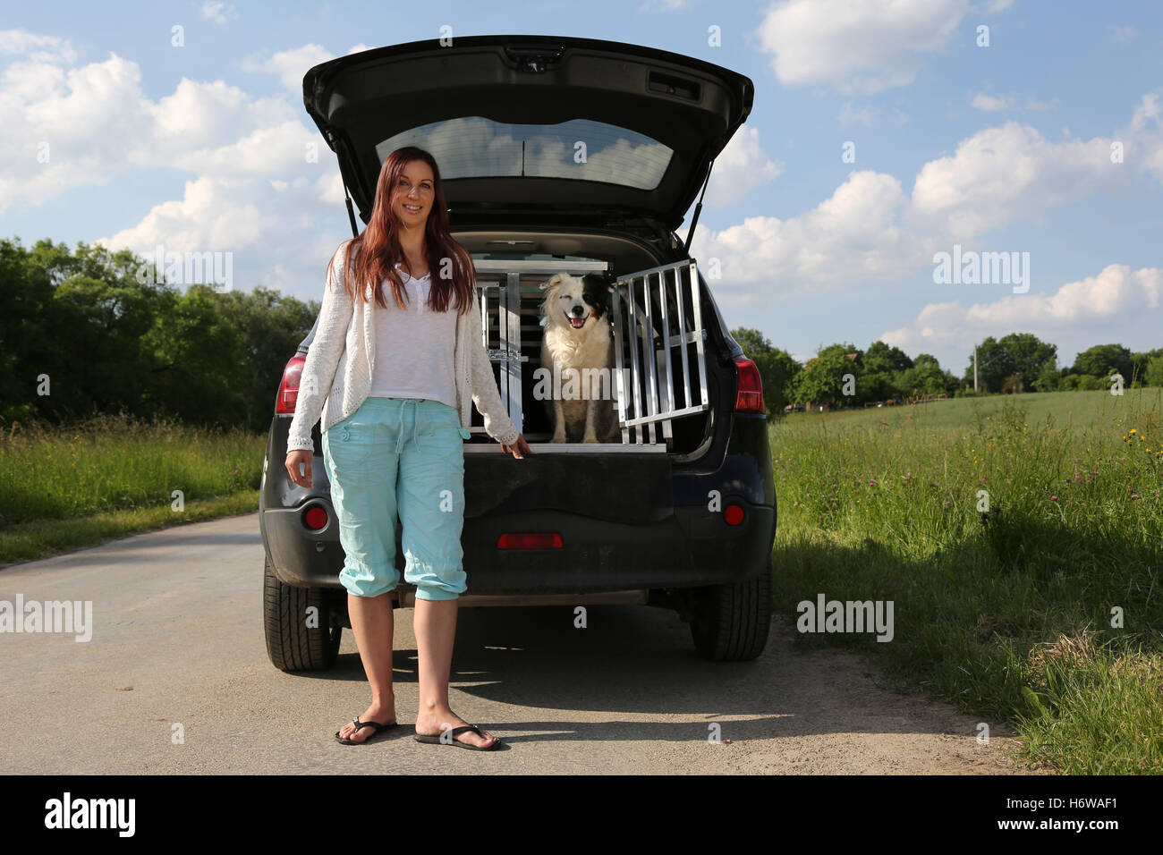 Femme d'attente attente voyage en voiture de transport du trafic d'animaux personne location de véhicule automobile moyens de déplacement du véhicule à moteur chien Banque D'Images