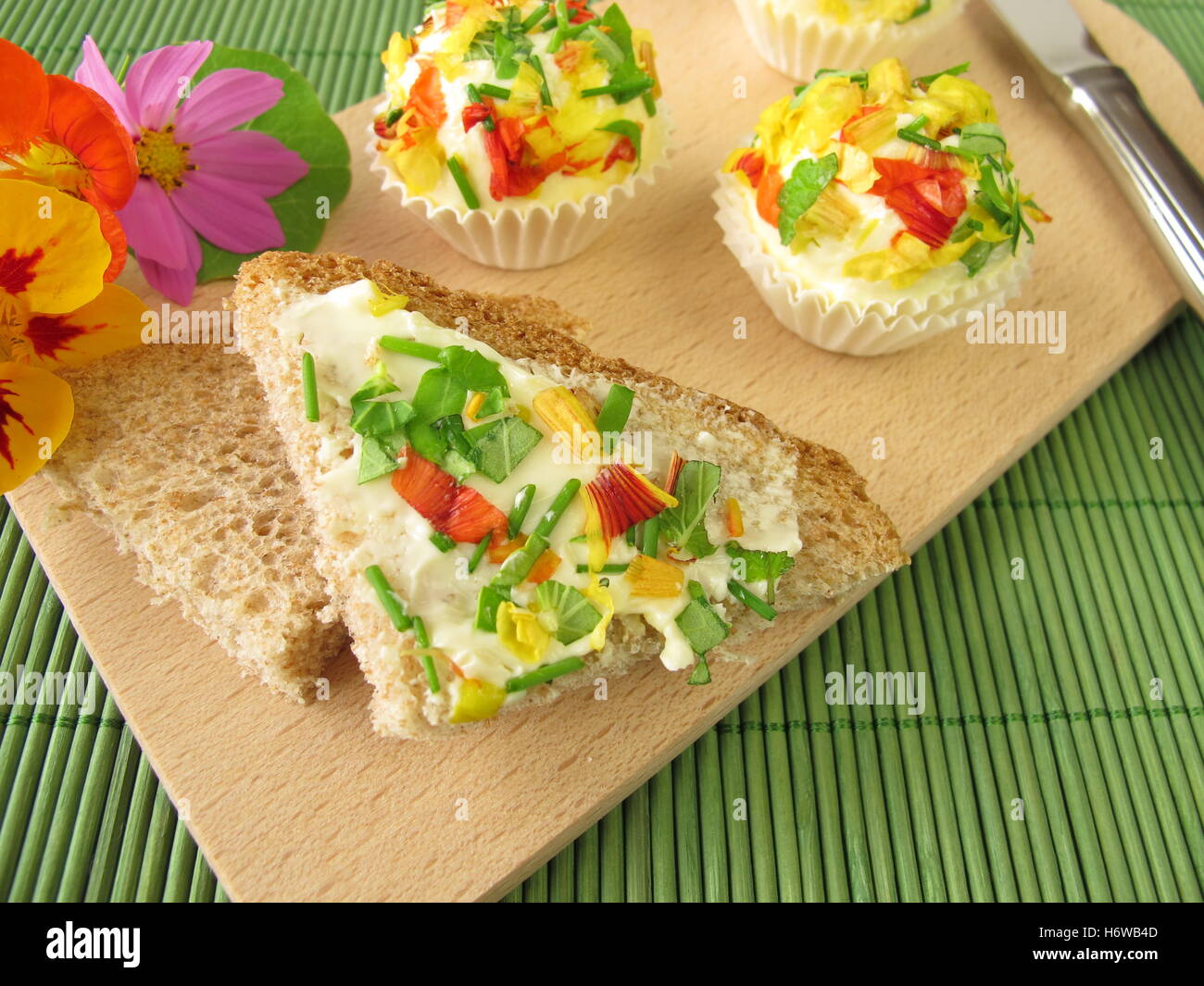 Beurre aux chocolats avec fleurs comestibles sur du pain Banque D'Images