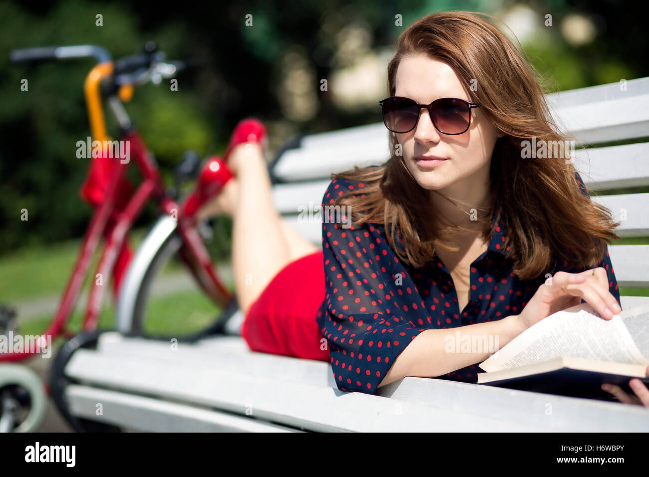 Belle jupe femme beauteously ville nice style de ville femme park holiday locations de vacances romantique vacances cireur Banque D'Images