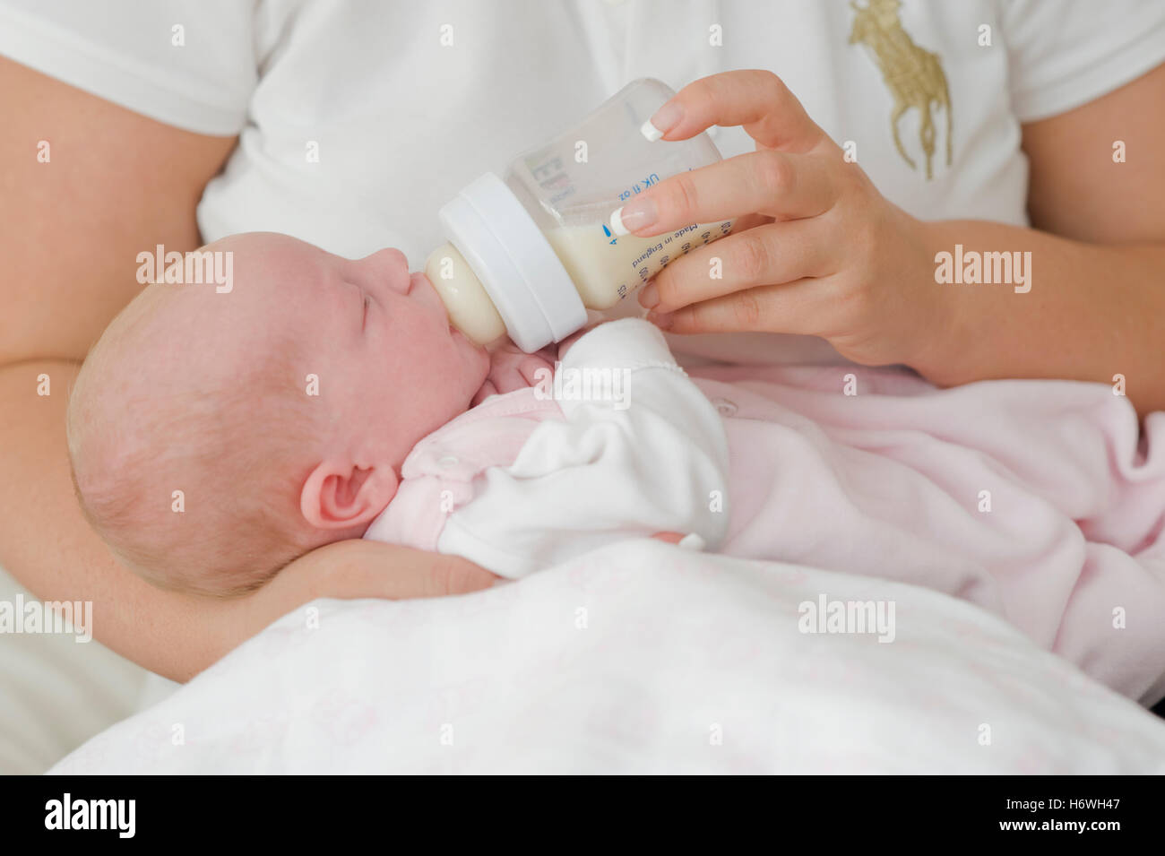 Mere Nourrir Bebe 2 Semaines Avec Bouteille De Lait Photo Stock Alamy