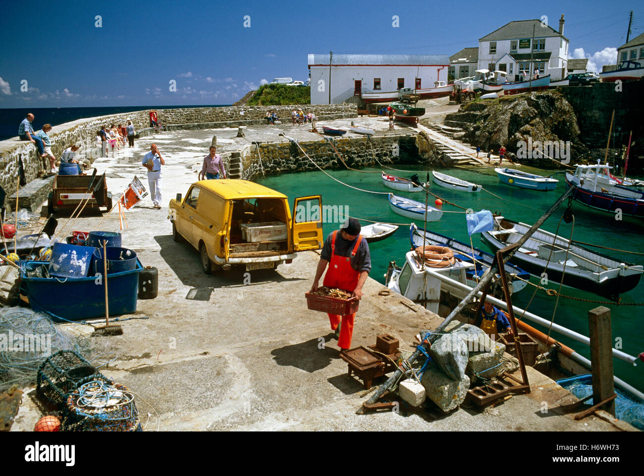 Village de pêcheurs cornouaillais Coverack en 1990, Cornwall, Angleterre, Royaume-Uni, Europe Banque D'Images