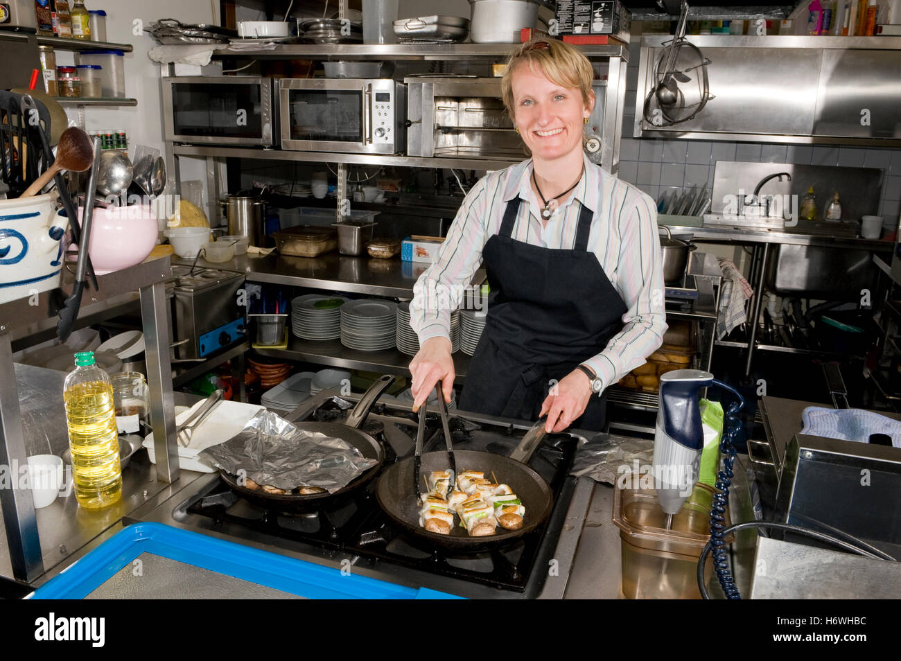 Jeune Chef de cuisine dans une cantine. Banque D'Images